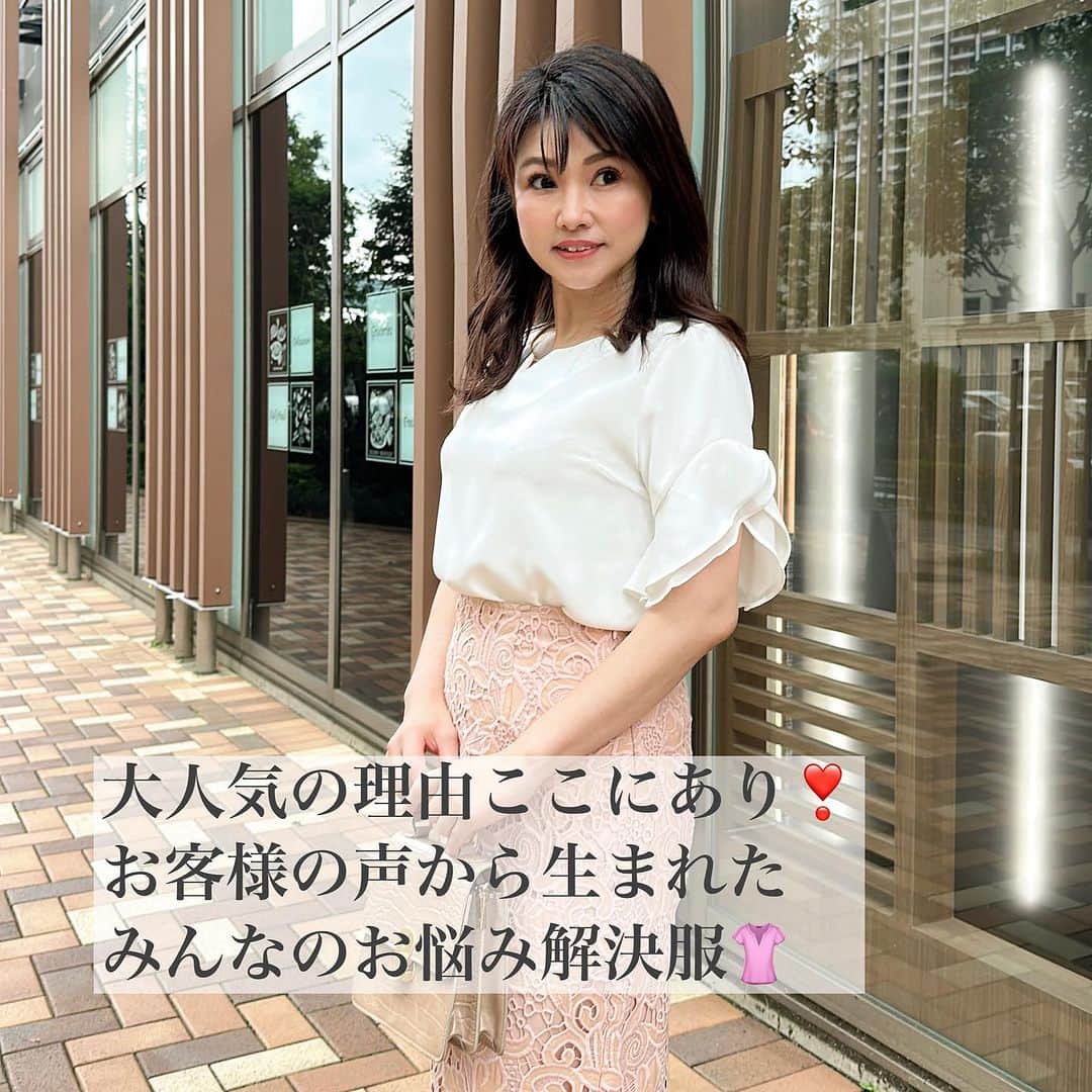 Maya Shiraiのインスタグラム：「作っても作っても生産が追いつかないほど大人気の👚　　　@feerichelu ブラウス。皆様のお声をアイデアに取り入れてデザインしたのです✨✨  ・細く見える体型カバー ・アイロンがけ面倒 ・下着透けたくない ・お手頃価格で高見えしたい ・きちんと見え ・二の腕カバー ・小顔効果 ・女性らしさ ・骨格関係なく着られる ・お家でお洗濯できる などなど  あらゆる事を考えて出来たのがこちら🥰7部袖もあるよ  可愛い、綺麗なデザインだけではなく 何度もあらゆるテストをし シワ、耐久性など徹底的に追求し自信をもってご紹介出来るものだけを生産化しています。  追加しても追加してもどんどん在庫がなくなってしまうほど大人気でとっても嬉しいです☺️  工場さんが急ピッチで一枚一枚丁寧に生産してますので、 先行販売カラーお待たせしてしまい申し訳ありませんが 今しばらくお待ち下さいませ😌🙏  ーーーーーーーーーーーーーー FEERICHELU(フェリーシェル)では、 「ここでしか買えないオリジナルデザイン」のアイテムを多数取り揃えております。 大量生産を行わず「厳選した上質素材」と「丁寧な縫製」「美しいシルエット」「長持ちする製品」を心を込めてデザイン・製造・販売しています🥰🌸 ーーーーーーーーーーーーーー  #feerichelu#フェリーシェル #きょこ#olの日時#出勤スタイル#仕事コーデ#オフィスコーデ#フェミニンスタイル#きれいめ女子#大人可愛いファッション#デートファッション#通勤ファッション#olコーデ#お仕事服#デートコーデ#華やかコーデ#大人フェミニンコーデ#フリル#ブラウス#ブラウスコーデ#高見えコーデ#着映え#夏コーデ」