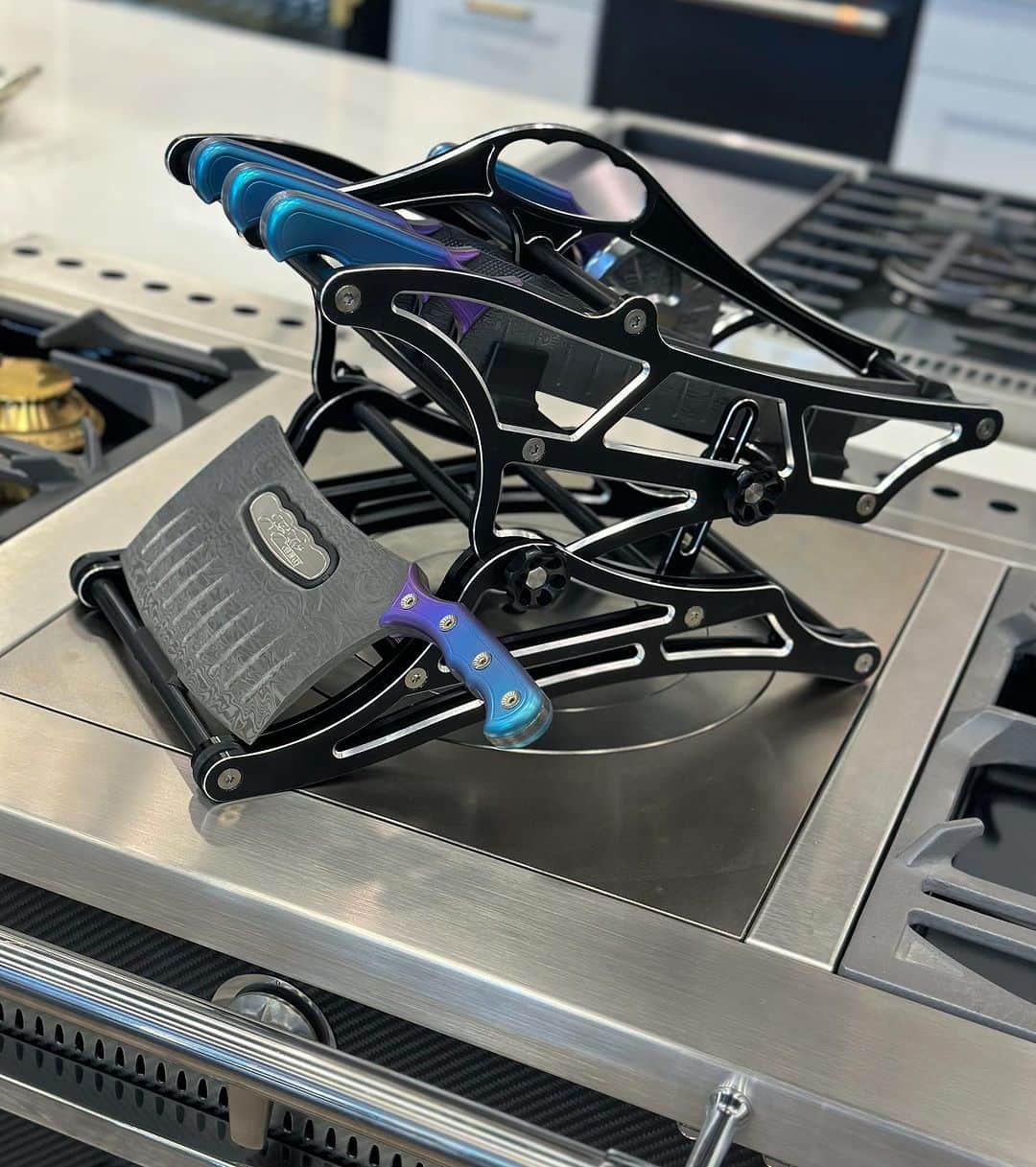 ウエストコーストチョッパーズのインスタグラム：「High End Kitchens need High End Knives.  @jesse_james_culinary Designed and built to match any flavor.  And proudly made in Austin Texas USA🇺🇸   888-269-0666   www.jessejamesculinary.com」