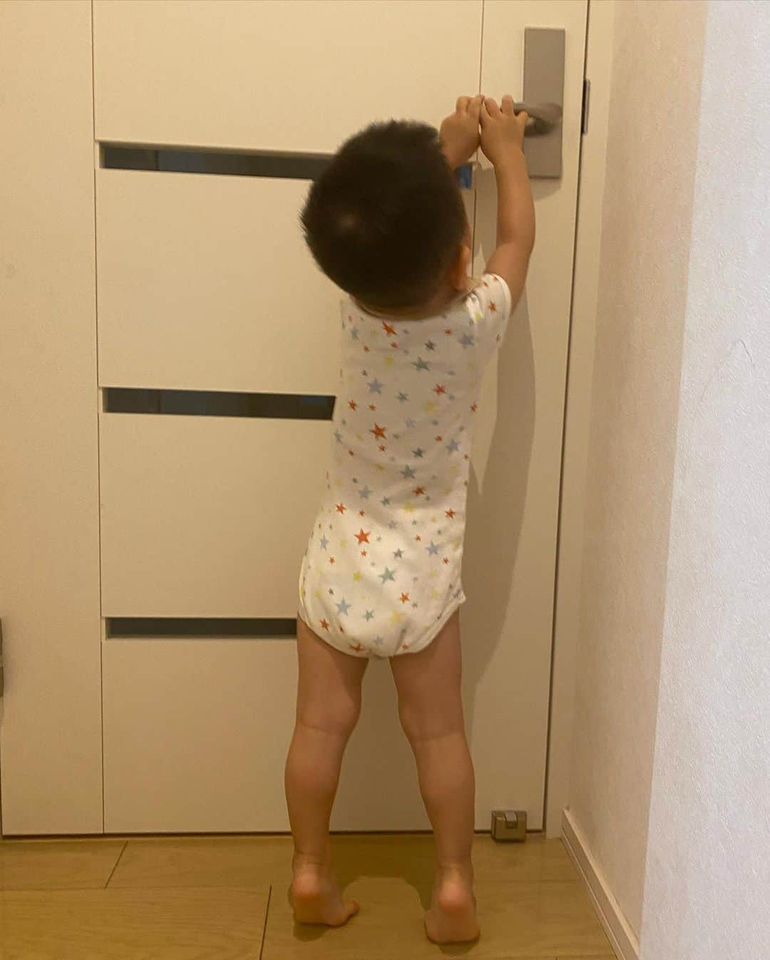 大寺かおりさんのインスタグラム写真 - (大寺かおりInstagram)「息子が1歳半になりました👦 一緒に過ごす2度目の夏🌻 . 去年よりも重さも可愛さもドンと増して 抱っこをせがまれると滝汗覚悟で 腕&腰の限界が来るまで抱っこする日々です😇 (ベビーカーを嫌がるのでひたすら抱っこ🫠) . 心身ともに鍛えられてます。 . ここ数ヶ月でいろんなことができるようになって 今朝は初めて自分でズボンを履いてくれました👖 (足首に通すまではアシストあり) . 日々の成長を見守って 小さな発見を大切に一緒に喜んでいきたいです☺️ . . #1y6m #1歳半 #感慨深い #男の子ママ #成長の記録 #抱っこマン #くっつかれて #きゅん #毎週末プール #日焼け覚悟」7月20日 19時57分 - kaori_ootera