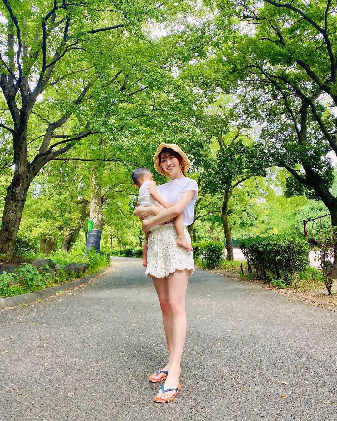 大寺かおりさんのインスタグラム写真 - (大寺かおりInstagram)「息子が1歳半になりました👦 一緒に過ごす2度目の夏🌻 . 去年よりも重さも可愛さもドンと増して 抱っこをせがまれると滝汗覚悟で 腕&腰の限界が来るまで抱っこする日々です😇 (ベビーカーを嫌がるのでひたすら抱っこ🫠) . 心身ともに鍛えられてます。 . ここ数ヶ月でいろんなことができるようになって 今朝は初めて自分でズボンを履いてくれました👖 (足首に通すまではアシストあり) . 日々の成長を見守って 小さな発見を大切に一緒に喜んでいきたいです☺️ . . #1y6m #1歳半 #感慨深い #男の子ママ #成長の記録 #抱っこマン #くっつかれて #きゅん #毎週末プール #日焼け覚悟」7月20日 19時57分 - kaori_ootera