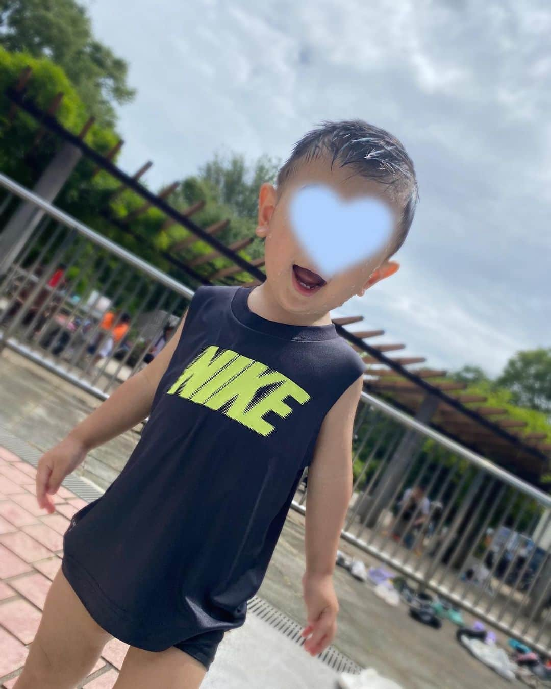 大寺かおりさんのインスタグラム写真 - (大寺かおりInstagram)「息子が1歳半になりました👦 一緒に過ごす2度目の夏🌻 . 去年よりも重さも可愛さもドンと増して 抱っこをせがまれると滝汗覚悟で 腕&腰の限界が来るまで抱っこする日々です😇 (ベビーカーを嫌がるのでひたすら抱っこ🫠) . 心身ともに鍛えられてます。 . ここ数ヶ月でいろんなことができるようになって 今朝は初めて自分でズボンを履いてくれました👖 (足首に通すまではアシストあり) . 日々の成長を見守って 小さな発見を大切に一緒に喜んでいきたいです☺️ . . #1y6m #1歳半 #感慨深い #男の子ママ #成長の記録 #抱っこマン #くっつかれて #きゅん #毎週末プール #日焼け覚悟」7月20日 19時57分 - kaori_ootera