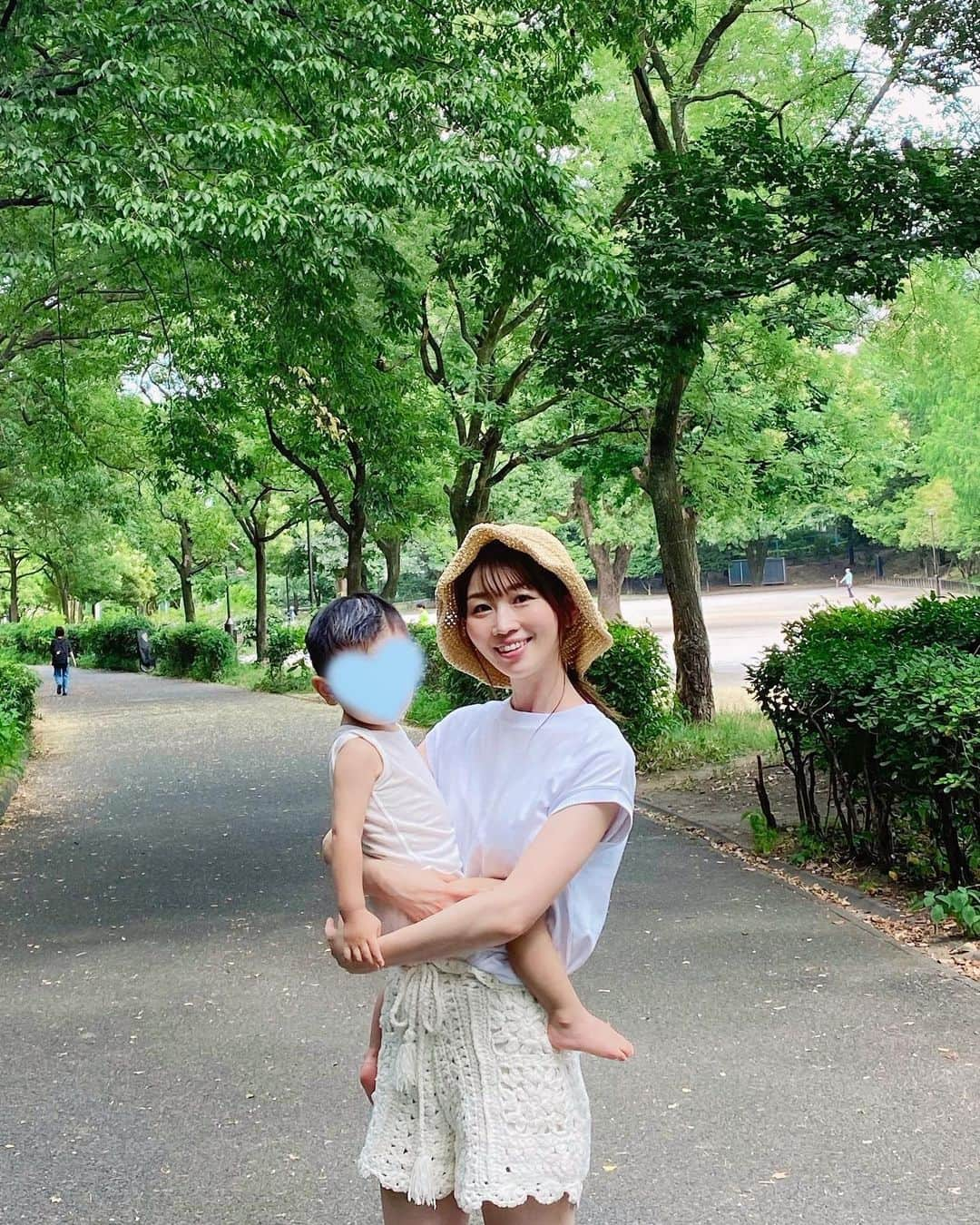 大寺かおりさんのインスタグラム写真 - (大寺かおりInstagram)「息子が1歳半になりました👦 一緒に過ごす2度目の夏🌻 . 去年よりも重さも可愛さもドンと増して 抱っこをせがまれると滝汗覚悟で 腕&腰の限界が来るまで抱っこする日々です😇 (ベビーカーを嫌がるのでひたすら抱っこ🫠) . 心身ともに鍛えられてます。 . ここ数ヶ月でいろんなことができるようになって 今朝は初めて自分でズボンを履いてくれました👖 (足首に通すまではアシストあり) . 日々の成長を見守って 小さな発見を大切に一緒に喜んでいきたいです☺️ . . #1y6m #1歳半 #感慨深い #男の子ママ #成長の記録 #抱っこマン #くっつかれて #きゅん #毎週末プール #日焼け覚悟」7月20日 19時57分 - kaori_ootera