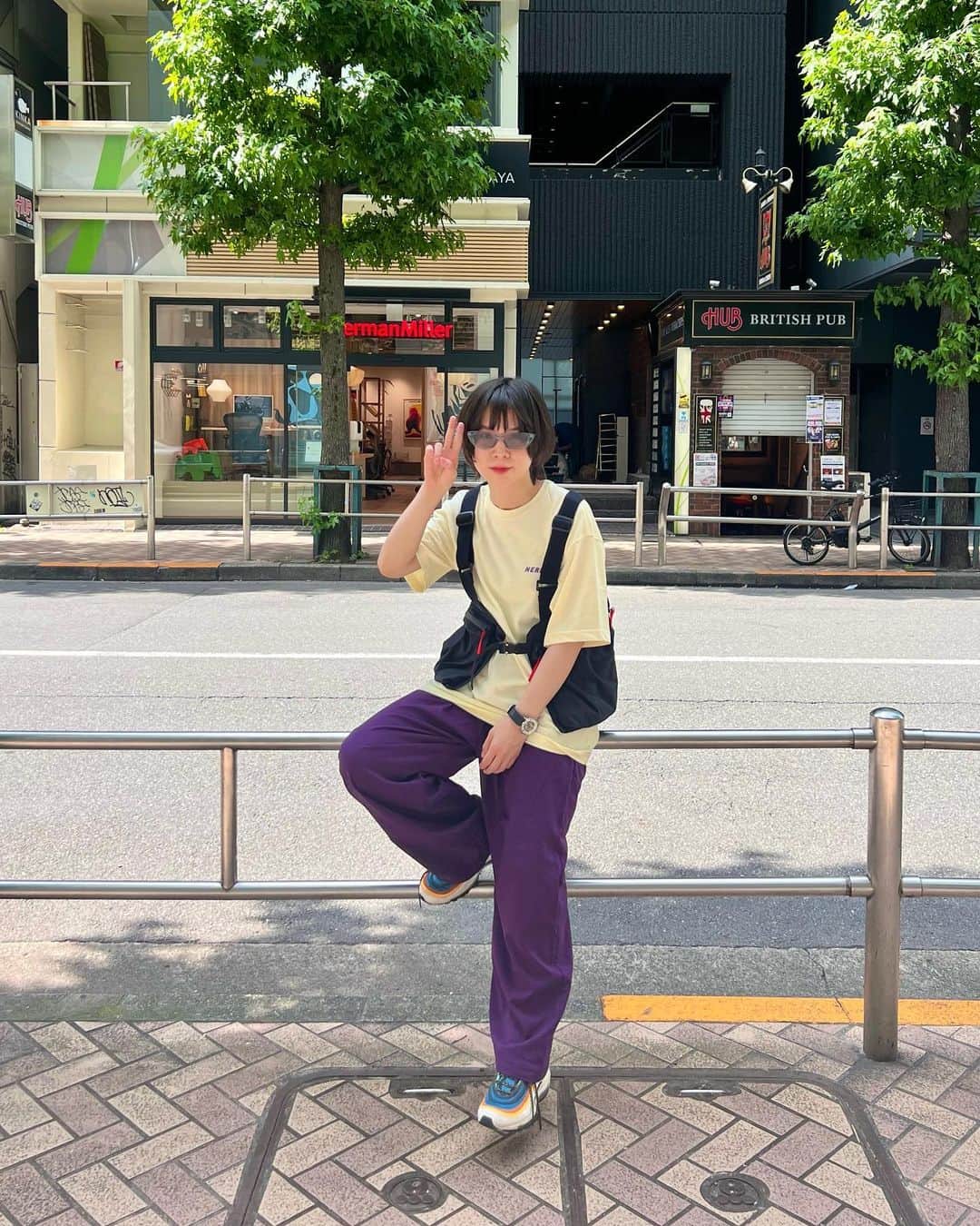 光永のインスタグラム：「夏メンズライクコーデ🍉 イエロー×パープルの組み合わせ鉄板かわいい。 エアマックス97で足元も負けない元気さ導入しています。 この日はso.C.hu撮影の小道具を、無限大楽屋で作ってたんですよ。 変なクローゼットにおるみたいですいません。 「はげヅラ系」……系？？？！ ㅤㅤㅤㅤㅤㅤㅤㅤㅤㅤㅤㅤ Tシャツ：#NERDY ベスト：#so_c_hu スニーカー：#NIKE パンツ、サングラス：#おさがり ㅤㅤㅤㅤㅤㅤㅤㅤㅤㅤㅤㅤ #ootd #夏服コーデ #メンズライクコーデ #ボーイッシュコーデ #ブルベ冬コーデ #ウルフショート #ショートウルフ」