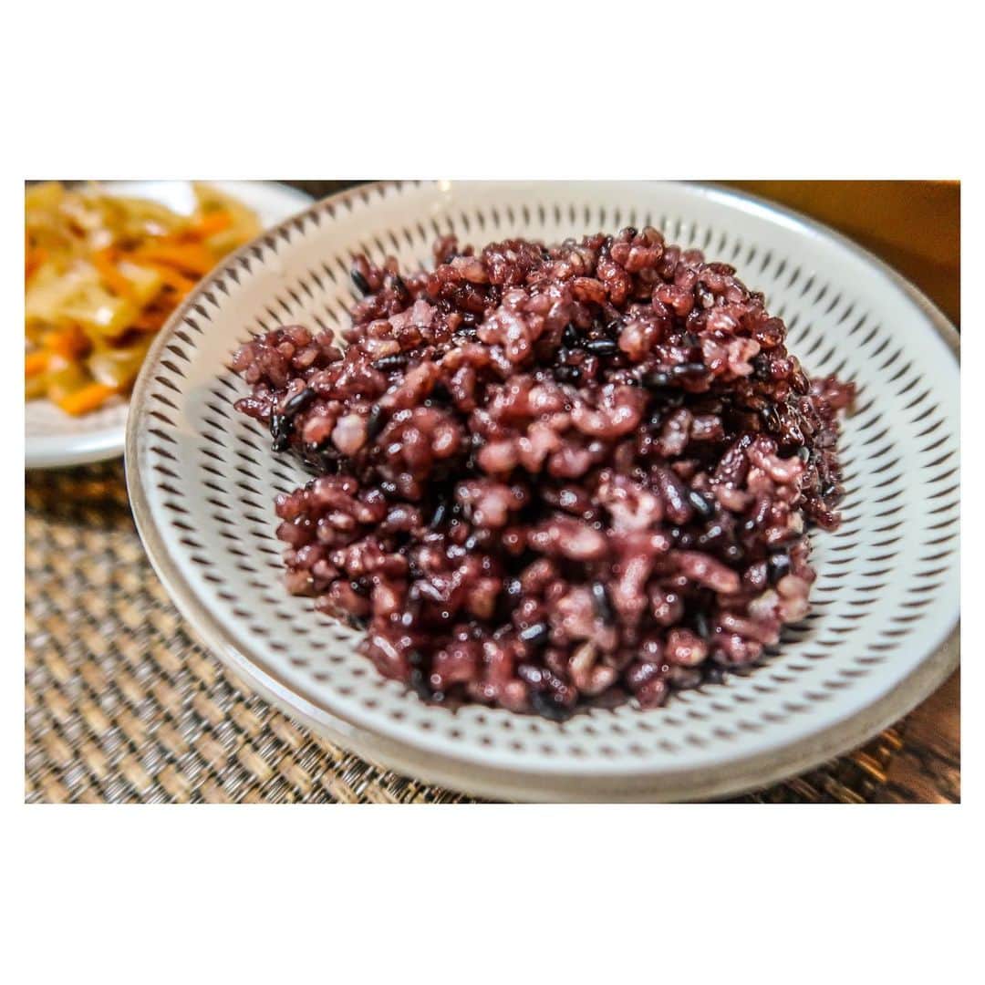 江口雅也さんのインスタグラム写真 - (江口雅也Instagram)「初の黒米🍚 黒米には老化対策に効果がある、アントシアニンが入ってるそうで。 アラフォー男子には良さそうです。  ・黒米 ・舞茸味噌汁 ・豚の生姜焼き ・蓮根と人参の金平  ちなみに、ご飯茶碗の飛び鉋模様のおかげでご飯粒がくっつきにくいのです🔥  #cooking #cook #cookingtime  #料理男子 #自炊男子 #黒米ごはん  #豚の生姜焼き #器 #器のある暮らし #器のある生活  #小石原焼き  #小石原焼を使おう  #飛び鉋 #福岡 #popup」7月20日 19時57分 - masaya0429