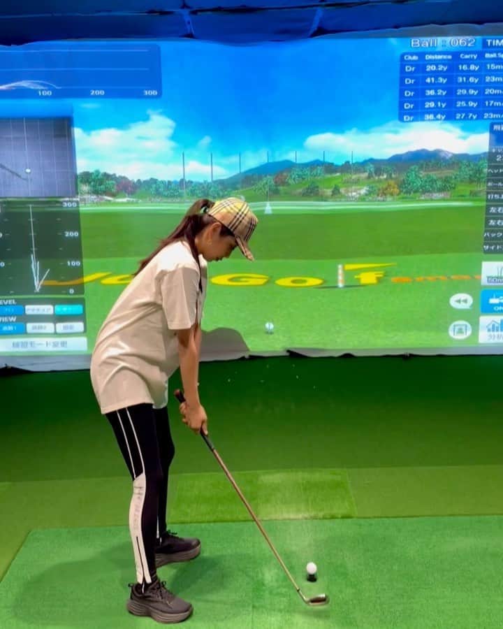 PINKYのインスタグラム：「ゴルフ(の練習を)始めました⛳️🌟 　 なんか、形になってるかもー😳なんて🏌️‍♀️✨ 　 私は本当に運動音痴として生きてきたので😂 まさか初回から球に当てることが出来るとは思っていなくて、感動🥹✨ Alex先生と @yosuke_kubozuka のご指導のおかげです🙇‍♀️✨  シミュレーションゴルフの @ugl_yodoyabashi さんでの練習は快適だし、とうとうゴルフにハマりそうです❤️  ・・・・・・・  #PINKY #おゆうちゃんねる #OyuuChannel #ゴルフはじめました」