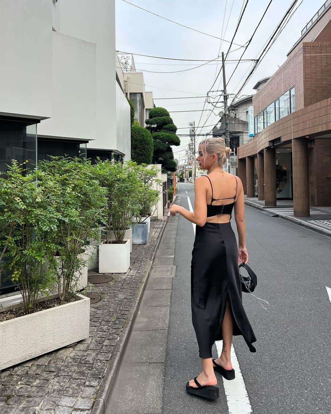 Satomi Biancaのインスタグラム：「🐦‍⬛🖤🕷️🥢🥡　 　　　 珍しくロングワンピ🖤 　　 形が綺麗で盛れた🕷️ @esutoreja のだよ🥀 　 Bagは @trunc88_official  　　 　 撮影終わりだから 髪型も可愛いでしょ🥢♥️」