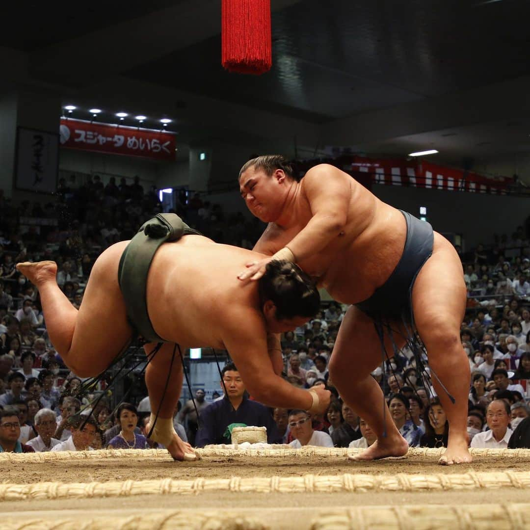 日本相撲協会さんのインスタグラム写真 - (日本相撲協会Instagram)「大相撲名古屋場所十ニ日目！  新入幕の#湘南乃海 が1敗で単独トップを走っていた#錦木 を破る！ 同じく新入幕の#伯桜鵬 は#阿炎 を破り9勝目を挙げた。 #北勝富士 が#豊昇龍 を破り錦木に並んだ。  2敗　#錦木 北勝富士 3敗　豊昇龍 #伯桜鵬   大相撲名古屋場所残り3日です！  @sumokyokai  #大相撲 #sumo #相撲 #力士 #お相撲さん #japanphoto #sumowrestlers #japanculture  #七月場所 #名古屋場所 #ドルフィンズアリーナ #愛知県体育館 #満員御礼」7月20日 20時02分 - sumokyokai