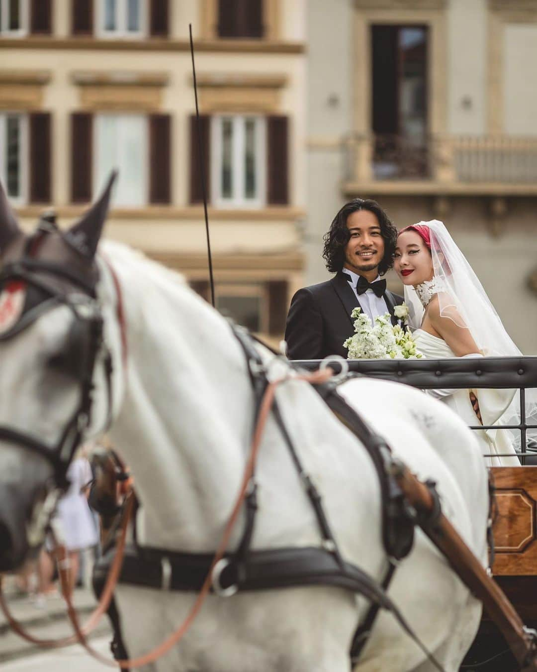 KENNY（吉原健司）さんのインスタグラム写真 - (KENNY（吉原健司）Instagram)「Wedding photos in Italia🇮🇹 写真は音楽と似てます。 聴き手によって同じ歌詞でも愛おしく感じる人もいれば切なく感じる人もいるように、同じ写真をみても見る人それぞれ全く別の感想を持つものだけど、 今回撮ってきた写真には2人だけの共通の思い出や感想があって、それこそがウェディングフォトを撮りに行けた価値なのかなと思いました。 行く前よりも撮って良かったと帰ってきて投稿する今、そう思えてます。 おすすめです。  とか言いながら最後に動画も入れたからスワイプしてそちらも観てね😂✌️  produce by @espousal_wedding_event @watabewedding Photo by @laviefactory  #ワタベウェディング  #watabewedding #ESPOUSAL  #エスポーザル #laviefactory #ラヴィファクトリー」7月20日 20時04分 - kenny_yoshihara