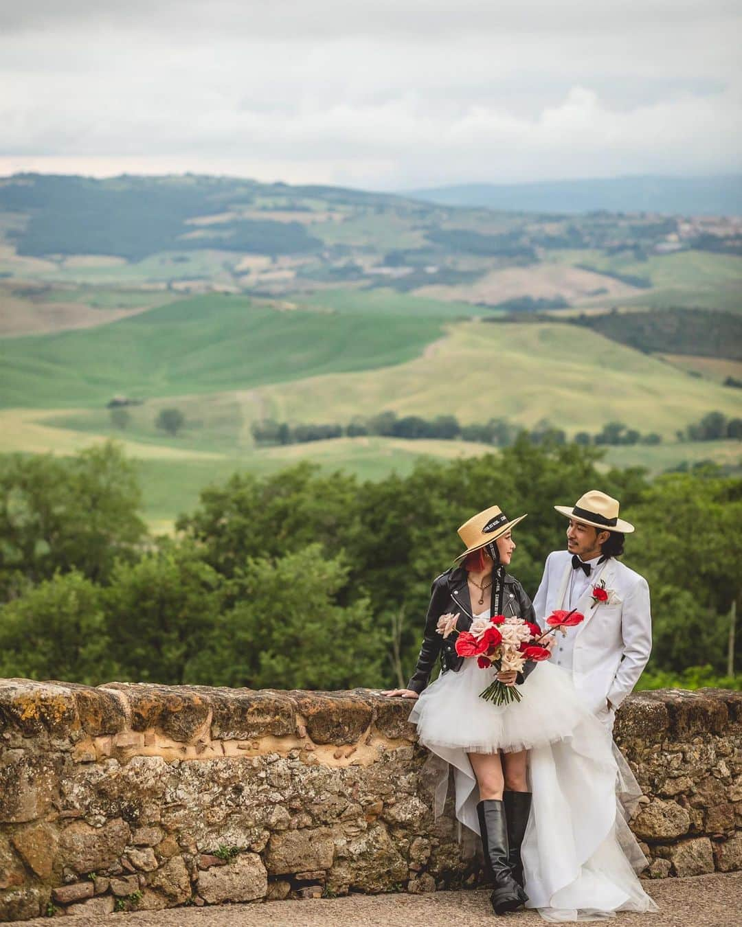 KENNY（吉原健司）さんのインスタグラム写真 - (KENNY（吉原健司）Instagram)「Wedding photos in Italia🇮🇹 写真は音楽と似てます。 聴き手によって同じ歌詞でも愛おしく感じる人もいれば切なく感じる人もいるように、同じ写真をみても見る人それぞれ全く別の感想を持つものだけど、 今回撮ってきた写真には2人だけの共通の思い出や感想があって、それこそがウェディングフォトを撮りに行けた価値なのかなと思いました。 行く前よりも撮って良かったと帰ってきて投稿する今、そう思えてます。 おすすめです。  とか言いながら最後に動画も入れたからスワイプしてそちらも観てね😂✌️  produce by @espousal_wedding_event @watabewedding Photo by @laviefactory  #ワタベウェディング  #watabewedding #ESPOUSAL  #エスポーザル #laviefactory #ラヴィファクトリー」7月20日 20時04分 - kenny_yoshihara