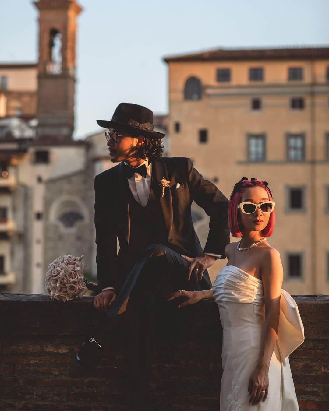 KENNY（吉原健司）のインスタグラム：「Wedding photos in Italia🇮🇹 写真は音楽と似てます。 聴き手によって同じ歌詞でも愛おしく感じる人もいれば切なく感じる人もいるように、同じ写真をみても見る人それぞれ全く別の感想を持つものだけど、 今回撮ってきた写真には2人だけの共通の思い出や感想があって、それこそがウェディングフォトを撮りに行けた価値なのかなと思いました。 行く前よりも撮って良かったと帰ってきて投稿する今、そう思えてます。 おすすめです。  とか言いながら最後に動画も入れたからスワイプしてそちらも観てね😂✌️  produce by @espousal_wedding_event @watabewedding Photo by @laviefactory  #ワタベウェディング  #watabewedding #ESPOUSAL  #エスポーザル #laviefactory #ラヴィファクトリー」