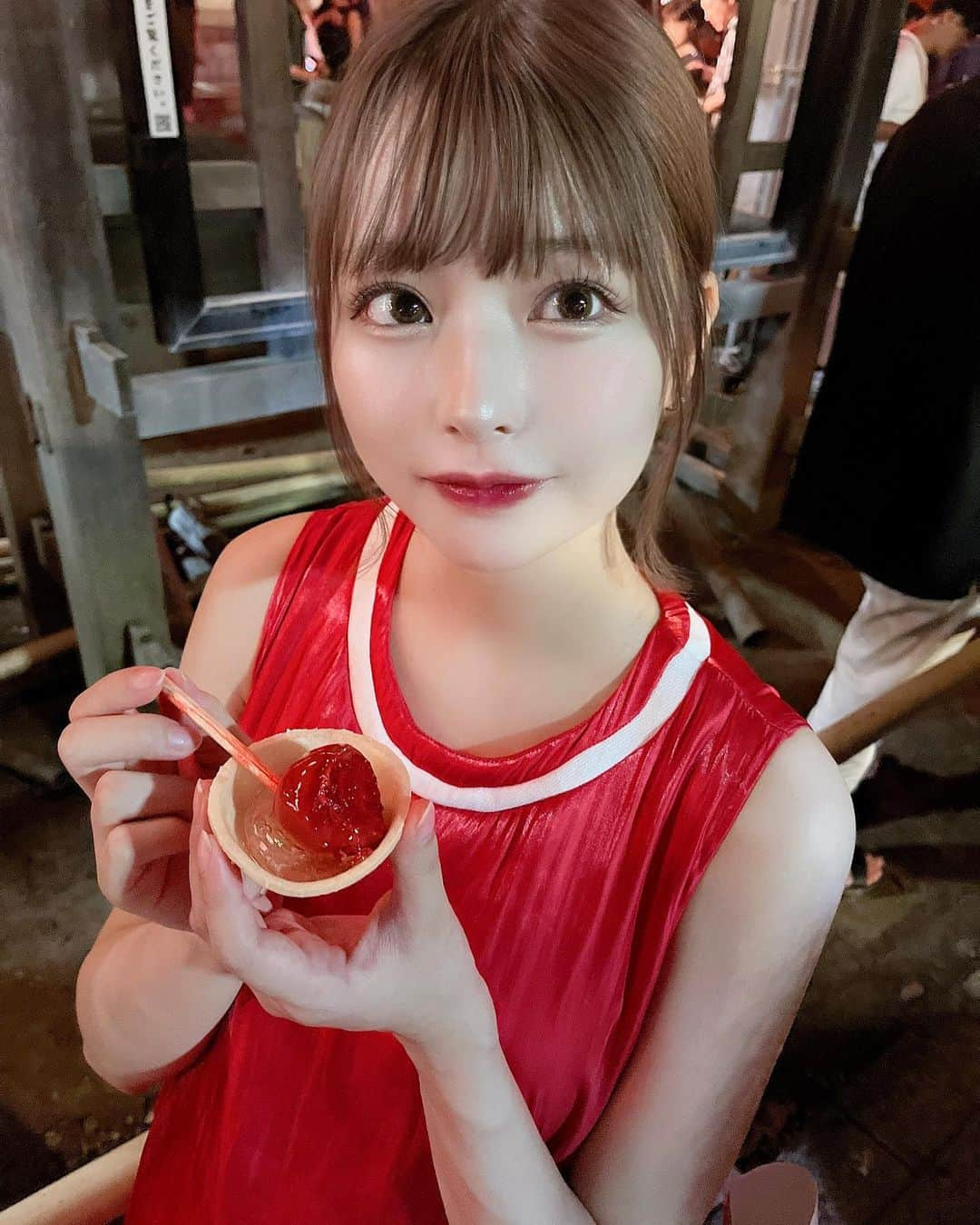 sarimaru(国木田さりまる)のインスタグラム：「真っ赤🍒🍅👠❤️  お祭り行ったら屋台でみんな何食べる?  私はあんず飴とわたあめとタン塩が大好き🤭」