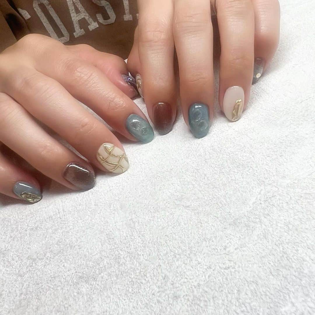 のインスタグラム：「先日 ネイルチェンジをして頂きました💅✨  誕生日を 気持ちの上がるネイルで過ごしたいという 私の希望を聞いてくださり 最高に素敵なネイルにしてくださった (@creis_nail )さん🤍  🏝大人な夏🏄‍♀️  を思わせる 絶妙なカラー🥹  いつも私の肌の色やファッションなどに合うよう カラー調整をしてくださる その細やかな技術に感動しています🥺✨  ブルーのネイルは  バブルネイル✨  波打ち際の泡 水の中の気泡🏖をイメージしてしまう 涼しげなデザインですよね✨  気に入りすぎて 毎日眺めています😁  暑かったり 気圧の変化が激しかったり 色々な伝染病も流行っているようですが  皆様も 心も体も健康に✨  楽しい夏をお過ごしくださいね☺️  昨日の🏇配信に参加してくださった皆様✨ ご視聴頂きました皆様✨ ありがとうございました🙇‍♀️ 私はおもいっきり負けました😂  #岡部玲子 #タレント　#レポーター　#競馬　#競馬キャスター　#プライベート　#ネイル　#夏ネイル　#大人夏ネイル #バブルネイル #nailart #summernails #bubblenails #summer #japan」