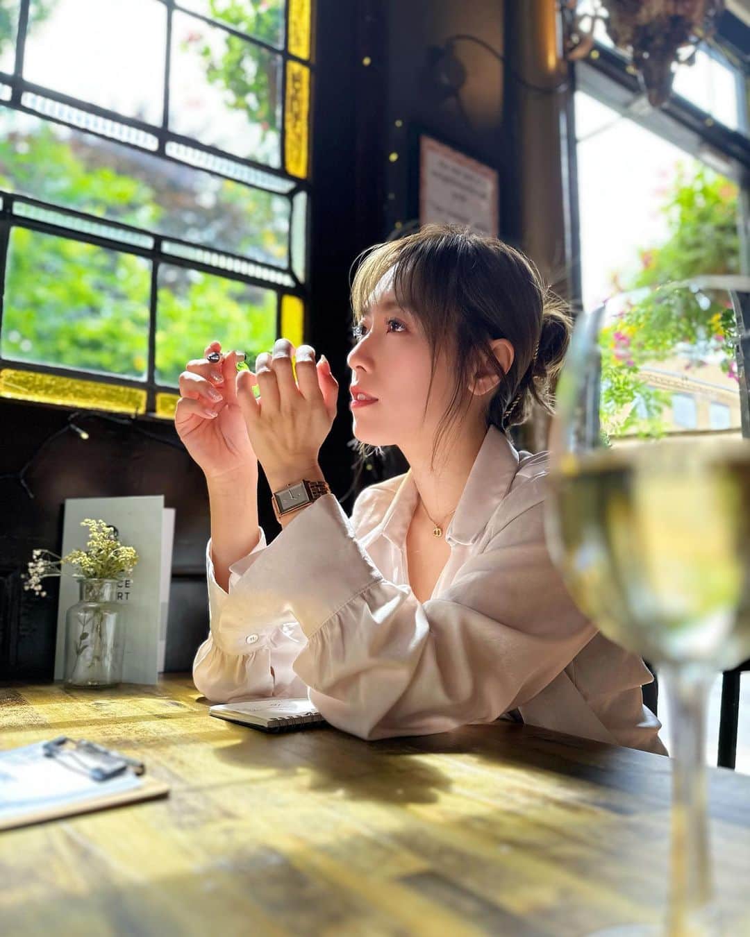 Miss Hunnyのインスタグラム：「明知故問的人， 追求的絕不是表面答案， 而是想看看你在演哪一齣。 與其問， 為什麼要把事情搞得這麼複雜， 倒不如問說謊的人， 憑什麼覺得自己騙得過別人？  #低智別耍壞」