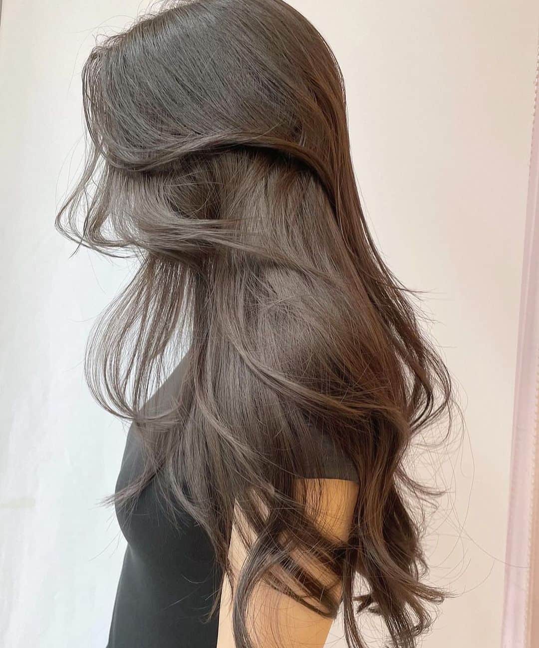 原涼香のインスタグラム：「大人気greige🩶赤味を柔らかく消して透明感up♡ ㅤㅤㅤㅤㅤㅤㅤㅤㅤㅤㅤㅤㅤ ダークトーンでも重くならないのがpoint🤍 カラーのみで明るめを続けると 透明感がよりでます✨ 一回で明るめ希望の方はWケアカラーがオススメです✔︎🤍 ㅤㅤㅤㅤㅤㅤㅤㅤㅤㅤㅤㅤㅤ 🎀韓国HAIR STYLE menu... ㅤㅤㅤㅤㅤㅤㅤㅤㅤㅤㅤㅤㅤ ☑︎カット ワンカールだけでも可愛いこだわりレイヤーカット🖤  ☑︎プレミアムケアカラー(or Wケアカラー) 透明感バツグンのグレージュカラー🩶 ㅤㅤㅤㅤㅤㅤㅤㅤㅤㅤㅤㅤㅤ ☑︎バイカルテトリートメント 韓国人みたいなツヤ髪はバイカルテトリートメントで叶います🖤  ㅤㅤㅤㅤㅤㅤㅤㅤㅤㅤㅤㅤㅤ ご予約はリンクから🫶🏻🔗 ㅤㅤㅤㅤㅤㅤㅤㅤㅤㅤㅤㅤㅤㅤㅤㅤㅤㅤㅤㅤㅤㅤㅤㅤㅤㅤ ㅤㅤㅤㅤㅤㅤㅤㅤㅤㅤㅤㅤㅤ  #SHIMA#韓国ヘア#韓国スタイル#レイヤーカット#ワンホンヘア#ワンホン#ダークトーン#網紅#初カラー#暗髪#ベージュカラー#ラベンダーカラー#グレージュ#オリーブカラー#透明感カラー#銀座美容院#銀座美容室#美容師#시스루뱅#레이어드컷#koreanhair」