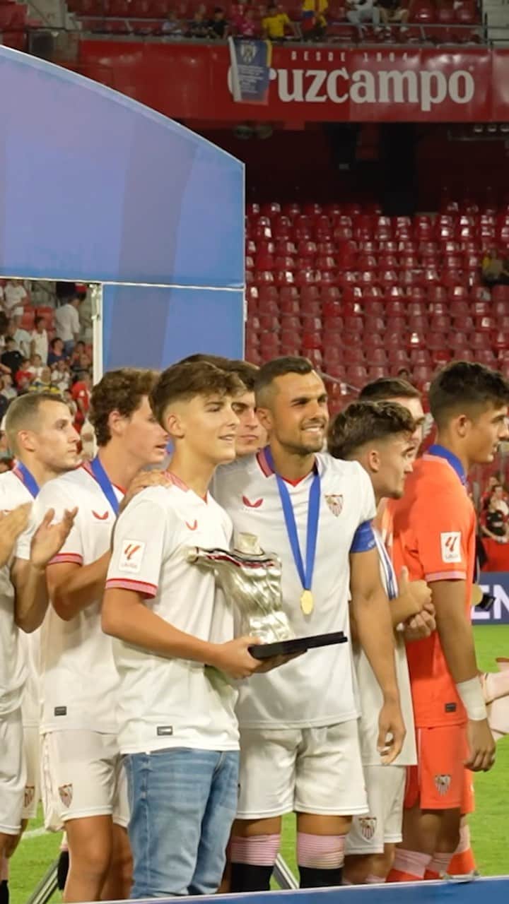 セビージャFCのインスタグラム：「🎥 🏆 🥇 😄  ⚪️🔴  #DesafíoDeClubes #TrofeoAntonioPuerta」