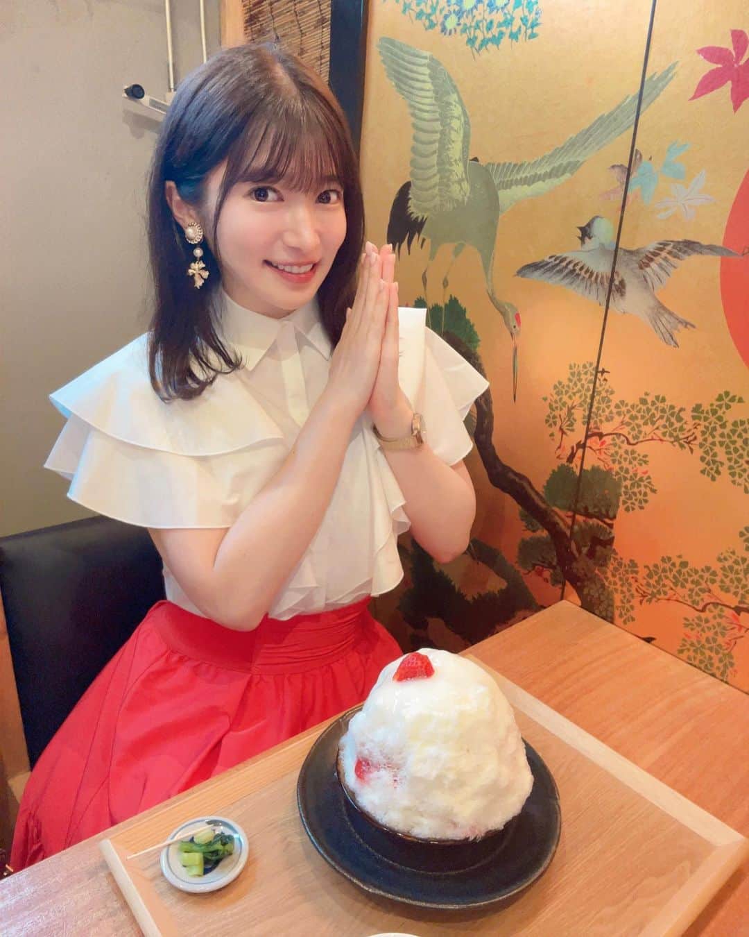 のインスタグラム：「神奈川 鎌倉『中町氷菓店』さん🍧  ＊日本のフルーツ大福 ‐生いちごVer‐ ＊鎌倉 ‐Ajisai‐  今回はなんと！鎌倉の中町氷菓店さんへ！ いつも吉祥寺へ行っているのですが鎌倉へ来て折角なので立ち寄ってきました🍧 同じ中町氷菓店さんでもメニューが違う凄い😳！ 旬の果物を使った日本のフルーツ大福🍧 3つの中からフルーツが選べて、(確か生いちご、生メロン、台湾パイン)私は生いちごをチョイス🍓 とろ〜りなお餅が今にも溢れそうなくらい乗っている🤤 最初はいちごとお餅のシンプルな甘い味わい🍀 食べ進むにつれて、甘さ控えめの特製あずきが出てきちゃう！ これは王道美味しい！また氷がふわっふわやからお餅と一緒にお口の中でとろけてマジで口内超ハピネス😋 三種類のフルーツ全部お試ししてみたくなっちゃう🍓🍈🍍 お次は紫陽花な氷ちゃんにしました🍧 今年は色んなお店の紫陽花氷を食べることができてて嬉しいね☺️ こちらはバタフライレモングラスティーという鮮やかな青色のティーベース。 レモングラスの爽やかな香りがとっても素敵🫧 そしてレモンをかけると、紫色に進化！😳 甘酸っぱい氷ちゃんに変身です🍧💫 フルーツはイチゴとパインがメイン🍓🍍 見た目も華やか美味しくて味変もあり、楽しさもありで幸せが詰まった一杯でした🌼 また鎌倉に来た時には食べに行きたい🌈」