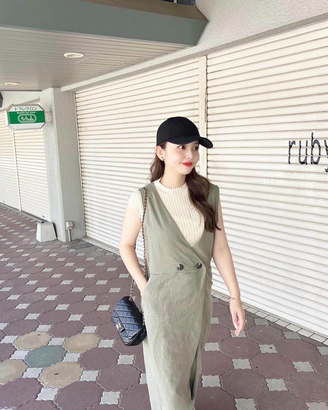 横山紗弓のインスタグラム：「麻混ワイドオールインワン🐊 @classicalelf_official 暑い日でもさらっと涼しく着れる素材感！ インナー次第でロングシーズ着用できそうです。 カフェやちょっとしたお出かけにはもちろん パンツで動きやすいので動くときにもおすすめ✨ 私は公園に遊びに行きました🛝 ポケット付きなのも嬉しい〜。 156cm / M / カーキ #クラシカルエルフ #classicalelf #エルフコーデ #タイアップ #uniqlo #gu #zara #ユニクロ #ジーユー #ザラ #zozo #zozotown #zozo購入品 #zozotown購入品 #オールインワン #サロペット  #ワイドシルエット #夏服 #初夏コーデ #夏服コーデ」