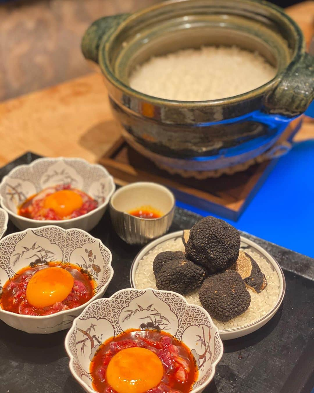 前川由希子さんのインスタグラム写真 - (前川由希子Instagram)「・ 馬肉コース料理🍽  最初から最後まで馬づくし。 どの料理も、見た目や味、食べ方に感動があって、 とにかくずっと楽しい🥹 こんなにいろんな馬肉料理をいただけるって 福岡ではすごく珍しいと思う！  スペシャリティーの キャビア＆キャビアからテンションMAX。 チビチビいきたいけど、手が止まらず。。 新鮮な馬刺しはもちろん美味しい。 ミルフィーユ状の馬カツサンドもよかったなー。 メインは、生でも食べられる馬肉を馬焼きで。 焼いたニラと一緒に。 そして！ 〆の土鍋炊きごはんは、 馬ユッケとたまご、そこにトリュフをたっぷり♡ 美味しくないわけがなーい！  天井まで金のゴージャスな個室でいただいたけど、 カウンターも落ち着いた雰囲気でよかったな。 ぜひ、器にもご注目を👀 #アリタポーセンラボ さんの器が素敵です♡  シャンパンやワインが豊富でしたよー🍷  裏メニューの春巻きやレバ刺しも追加して お腹いっぱいだったけど、まったくもたれなかったのは 馬肉ならではかも♡  【好信楽西中洲】 福岡市中央区西中洲３−２１ 2-B A＊G 092-791-1345 17:00〜0:00 日曜日定休  @koushinraku  #好信楽  #好信楽西中洲  #馬焼き好信楽  #馬 #馬肉  #馬料理  #馬肉料理  #馬肉専門店  #馬コース  #馬肉コース  #有田ポーセリンラボ  #福岡グルメ  #福岡ディナー  #福岡コース料理  #西中洲グルメ  #西中洲ディナー  #西中洲コース料理  #西中洲デート  #西中洲接待  #キャビア  #馬刺し  #馬カツサンド　 #馬焼き」7月20日 20時13分 - maekawa.yukiko