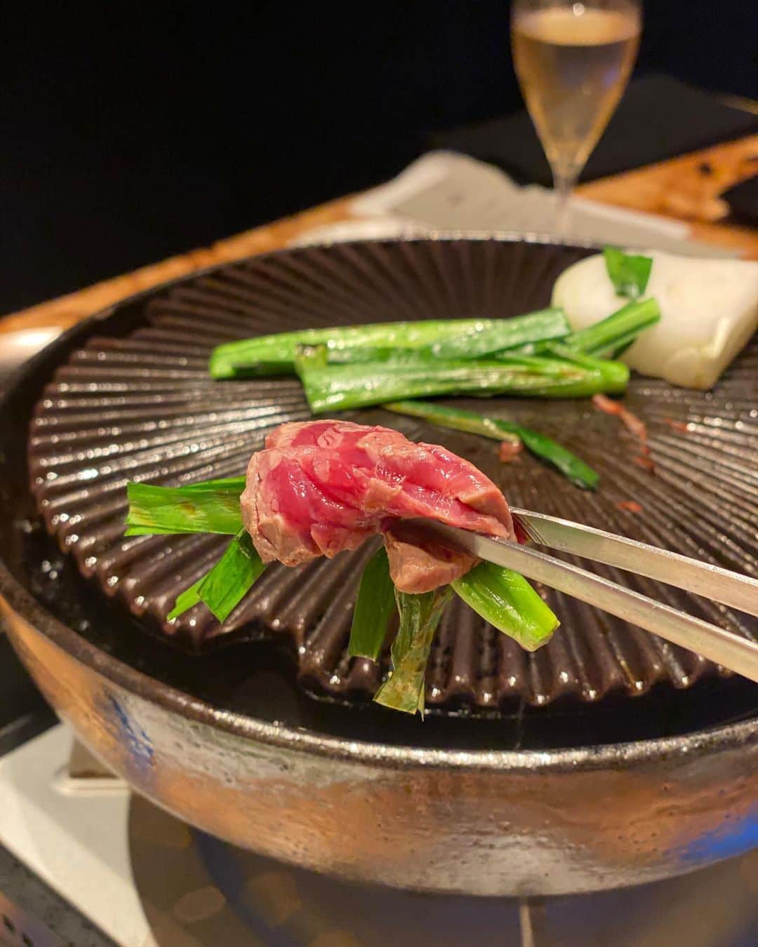 前川由希子さんのインスタグラム写真 - (前川由希子Instagram)「・ 馬肉コース料理🍽  最初から最後まで馬づくし。 どの料理も、見た目や味、食べ方に感動があって、 とにかくずっと楽しい🥹 こんなにいろんな馬肉料理をいただけるって 福岡ではすごく珍しいと思う！  スペシャリティーの キャビア＆キャビアからテンションMAX。 チビチビいきたいけど、手が止まらず。。 新鮮な馬刺しはもちろん美味しい。 ミルフィーユ状の馬カツサンドもよかったなー。 メインは、生でも食べられる馬肉を馬焼きで。 焼いたニラと一緒に。 そして！ 〆の土鍋炊きごはんは、 馬ユッケとたまご、そこにトリュフをたっぷり♡ 美味しくないわけがなーい！  天井まで金のゴージャスな個室でいただいたけど、 カウンターも落ち着いた雰囲気でよかったな。 ぜひ、器にもご注目を👀 #アリタポーセンラボ さんの器が素敵です♡  シャンパンやワインが豊富でしたよー🍷  裏メニューの春巻きやレバ刺しも追加して お腹いっぱいだったけど、まったくもたれなかったのは 馬肉ならではかも♡  【好信楽西中洲】 福岡市中央区西中洲３−２１ 2-B A＊G 092-791-1345 17:00〜0:00 日曜日定休  @koushinraku  #好信楽  #好信楽西中洲  #馬焼き好信楽  #馬 #馬肉  #馬料理  #馬肉料理  #馬肉専門店  #馬コース  #馬肉コース  #有田ポーセリンラボ  #福岡グルメ  #福岡ディナー  #福岡コース料理  #西中洲グルメ  #西中洲ディナー  #西中洲コース料理  #西中洲デート  #西中洲接待  #キャビア  #馬刺し  #馬カツサンド　 #馬焼き」7月20日 20時13分 - maekawa.yukiko