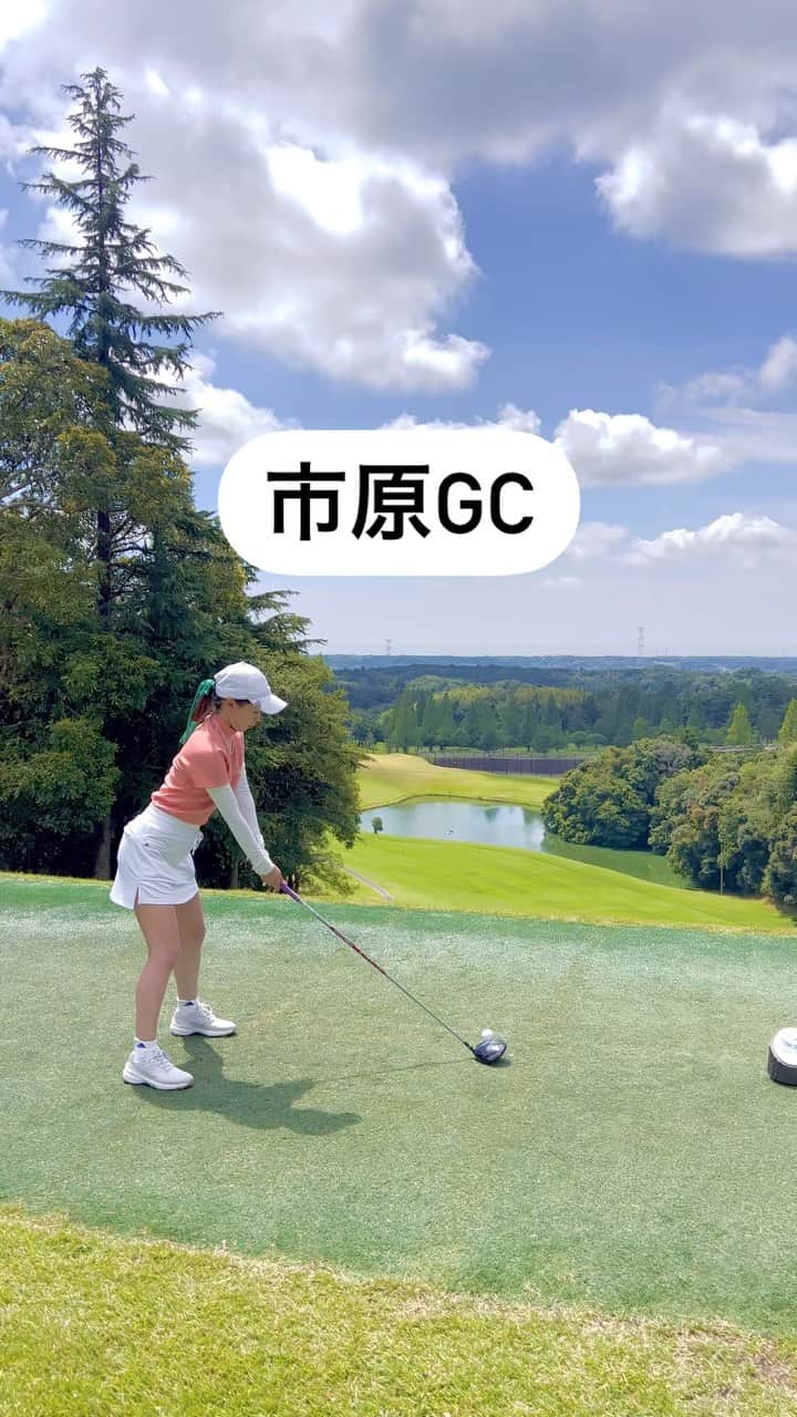 萩原菜乃花のインスタグラム：「全英オープン見てるんだけど 私が回ったら200くらい打ちそう、、、笑 ポットバンカー入って出なくて泣いてるのがイメージできる🤣  動画は最終ホール！ 狙い通りでいいショットだったんだけど アゲンストが強すぎて手前のラフだった🌪  熱中症気をつけながらゴルフしようね☺️  #ラウンド#スイング動画#ゴルフスイング#ゴルフ動画#ゴルフ#ゴルフ女子#ゴルフ男子#ゴルフウェア#ゴルフコーデ#アディダス#adidas」