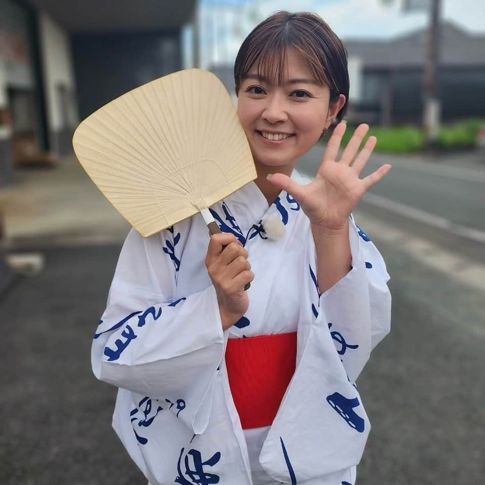 常盤よしこのインスタグラム：「来民渋うちわ❤️ 山鹿の栗川商店へ♫ 今日はよへほの浴衣と金灯籠で 灯篭温泉卓球🏓 楽しかったー♫ お世話になりました♫  #くたみしぶうちわ#来民渋うちわ#来民うちわ#栗川商店#山鹿あそび#金灯篭#よへほ浴衣#よへほ#灯篭温泉卓球#てれビタ#てれビタ中継」