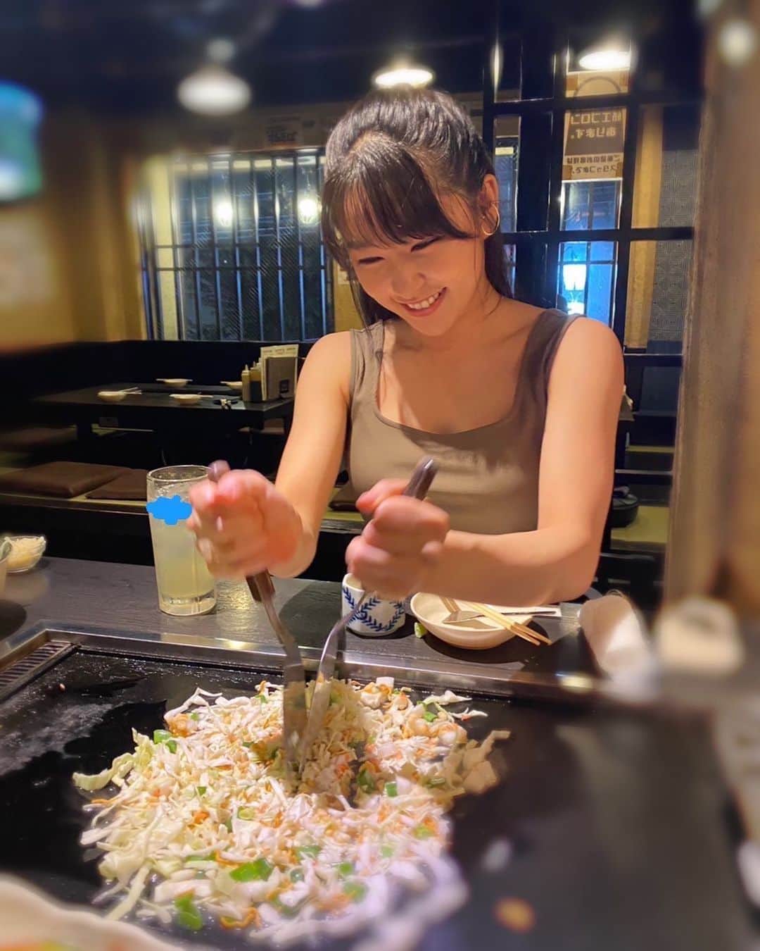 桜井日奈子のインスタグラム：「もんじゃを食べたんじゃ😎  鈴木たまよと韓国の大親友とめんたいもちちーず。  たまよの出演してる映画「青春墓場」は渋谷のユーロスペースで観れます！ 人間臭さあふれる、観たあとズーンとした余韻が残る作品でした  #鈴木たまよ  #青春墓場」