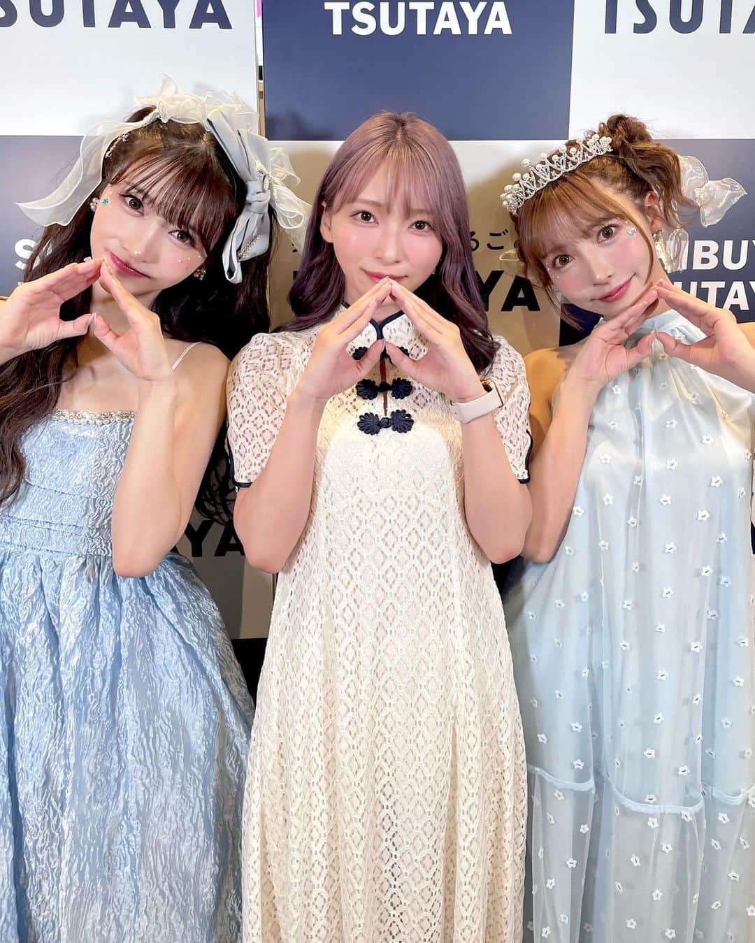 長嶋優里のインスタグラム：「♡ ． PECHEお渡し会に先日行ってきた🍑 ． 三上悠亜ちゃんに会いたかった＆好きな雑誌だったので それだけで神イベだったんだけど YouTube観てて高校生の頃から可愛いなと思っていたRちゃんとのスリーショット😭🙏🏻🩵 ． お2人ともガチで可愛い過ぎたよ👸🏻👑🩵 ． ． ． #PECHE #ペシャ #三上悠亜 #Rちゃん #お渡し会 #推し活 ． ♡」