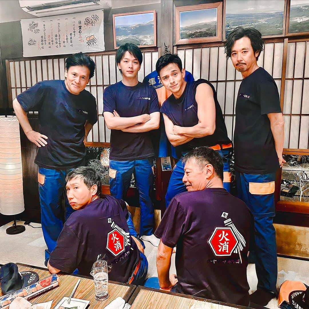 満島真之介さんのインスタグラム写真 - (満島真之介Instagram)「👨‍🚒まもなく放送👨‍🚒  ドラマ【#ハヤブサ消防団】🚒✨ 第2話！よる9時〜放送！  優しくて愛溢れる最高の先輩たちと！ 毎日笑顔いっぱい、楽しく撮影中！  #中村倫也 #橋本じゅん #梶原善 #岡部たかし #生瀬勝久」7月20日 20時19分 - mitsushimax