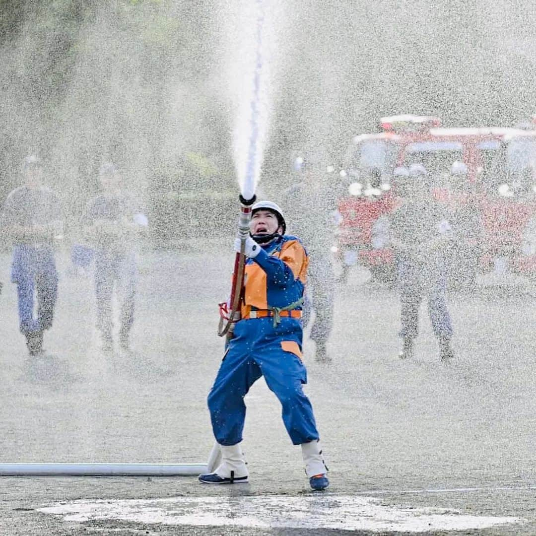 満島真之介さんのインスタグラム写真 - (満島真之介Instagram)「👨‍🚒まもなく放送👨‍🚒  ドラマ【#ハヤブサ消防団】🚒✨ 第2話！よる9時〜放送！  優しくて愛溢れる最高の先輩たちと！ 毎日笑顔いっぱい、楽しく撮影中！  #中村倫也 #橋本じゅん #梶原善 #岡部たかし #生瀬勝久」7月20日 20時19分 - mitsushimax