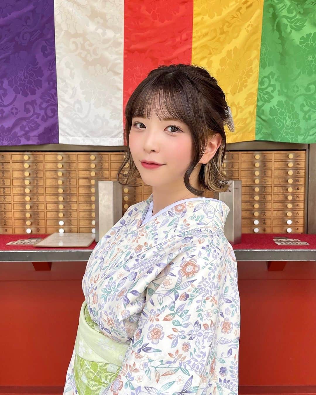 POCHIのインスタグラム：「早く浴衣着たいな〜っ 着物も浴衣も大好き🇯🇵  #着物 #浴衣 #浅草」