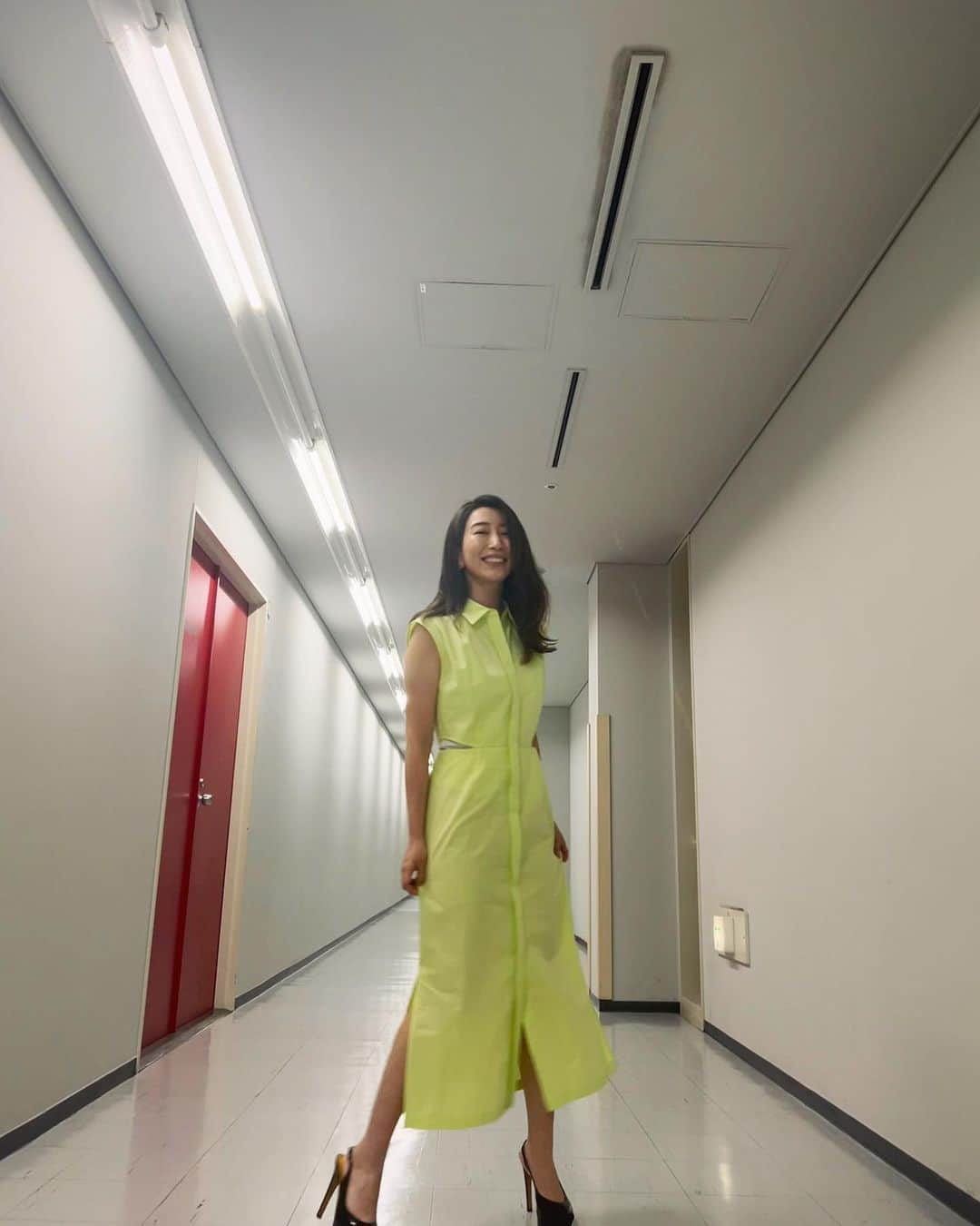 木嶋真優のインスタグラム：「今日は暑さなんて吹っ飛ぶくらいの ビタミンカラーの衣装を着せていただきました🍋今日も楽しかった！ 今週7/23日曜日は２つの木嶋が稼働します💨 15:00 福岡春日ふれあい文化センターでコンサート(コンサート後サイン会もあるよ😌) その夜22:20からは📺MBS/TBS 日曜日の初耳学オンエアになります。 見てねー💫」
