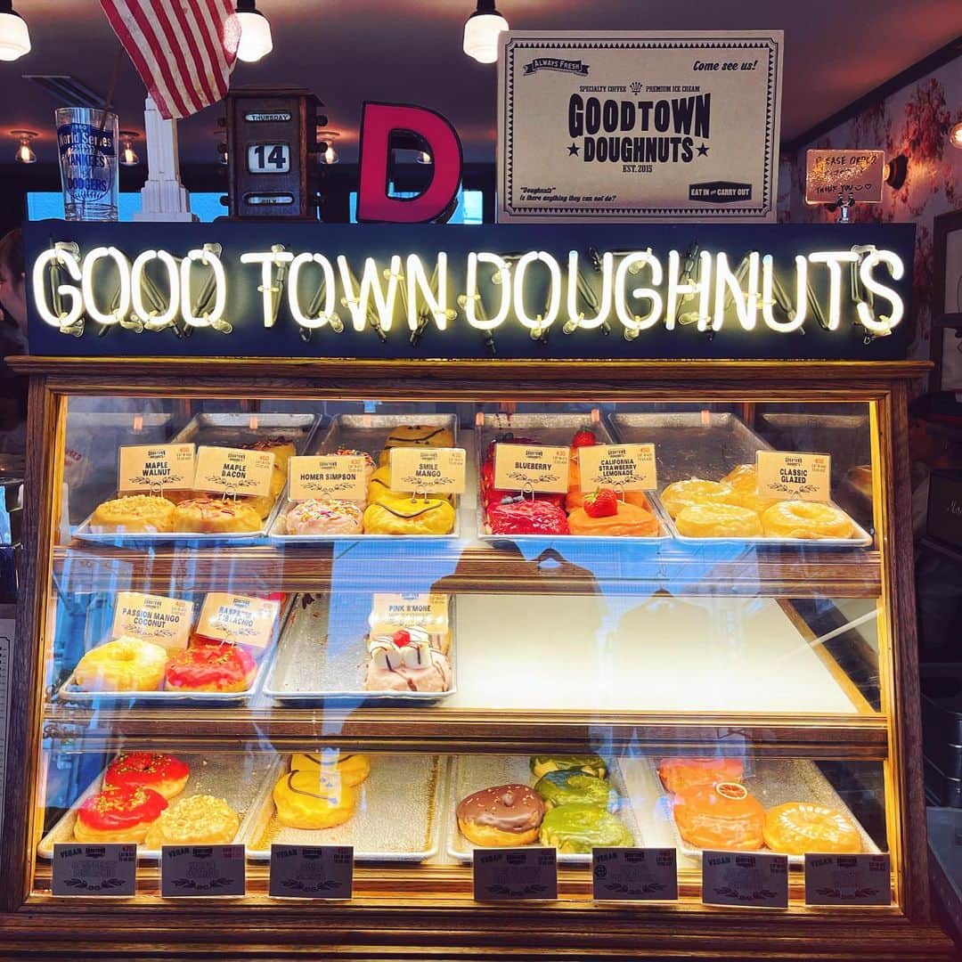 辻直子さんのインスタグラム写真 - (辻直子Instagram)「#goodtowndoughnuts#Thebestis🍩 CLASSIC GLAZED👌🏻#pinkpinkpink#goodday&goodfriend🌞💋  またここに来ちゃいました  今日はあんこ&クロテッドクリームのサンド🍞  お持ち帰りのドーナツはクラシックグレーズドとキャロットケーキ  ドーナツはクセになる💓すごくおすすめです」7月20日 20時20分 - naoko.ts