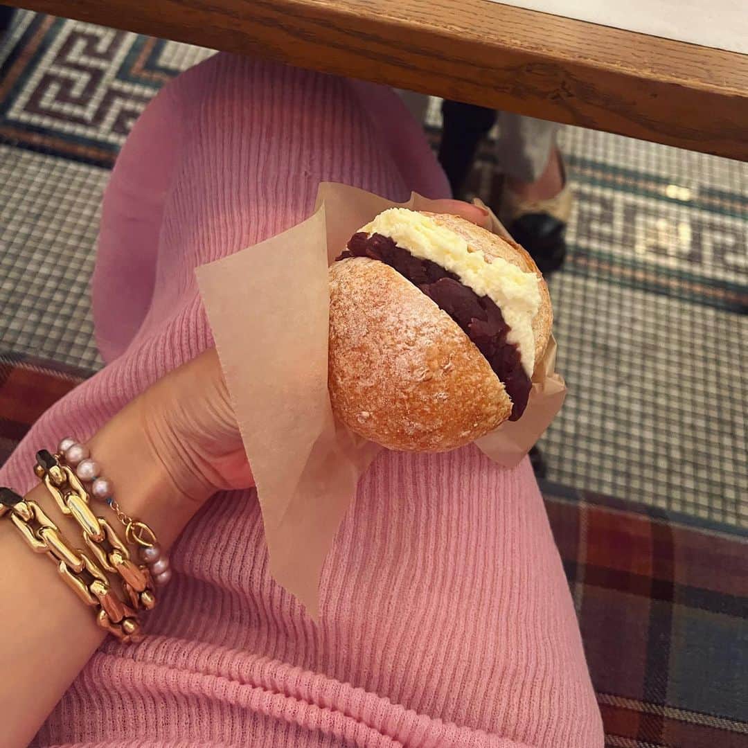 辻直子のインスタグラム：「#goodtowndoughnuts#Thebestis🍩 CLASSIC GLAZED👌🏻#pinkpinkpink#goodday&goodfriend🌞💋  またここに来ちゃいました  今日はあんこ&クロテッドクリームのサンド🍞  お持ち帰りのドーナツはクラシックグレーズドとキャロットケーキ  ドーナツはクセになる💓すごくおすすめです」