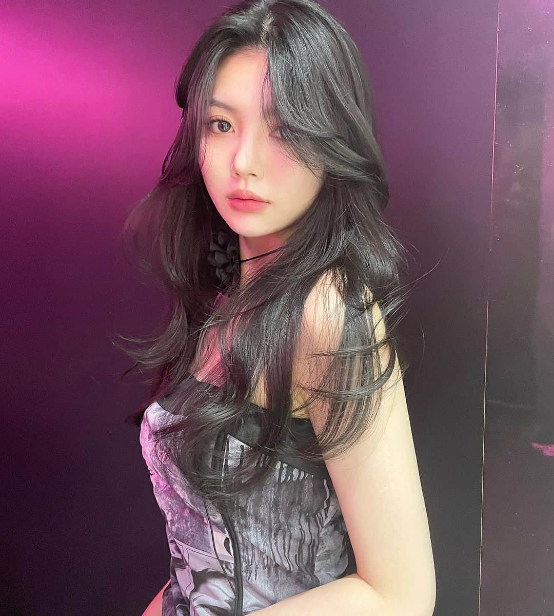 原涼香のインスタグラム：「🩷🆕今やりたい韓国レイヤーロング🆕🩷 ワンカールで簡単に可愛くなれる♡ 夏は軽やかなレイヤースタイルがトレンドですദ്ദി‪- ·̫ - ̳ ㅤㅤㅤㅤㅤㅤㅤㅤㅤㅤㅤㅤㅤ 🎀韓国HAIR STYLE menu... ㅤㅤㅤㅤㅤㅤㅤㅤㅤㅤㅤㅤㅤ ☑︎カット 巻いても巻かなくても可愛いこだわりレイヤーカット♡ 45mmでワンカールのみです✔️  ☑︎プレミアムケアカラー 透明感バツグンカラーが得意です♡ ㅤㅤㅤㅤㅤㅤㅤㅤㅤㅤㅤㅤㅤ ☑︎HITAトリートメント 韓国人みたいなツヤ髪はトリートメントがマスト♡  ㅤㅤㅤㅤㅤㅤㅤㅤㅤㅤㅤㅤㅤ ご予約はリンクから🫶🏻🔗 ㅤㅤㅤㅤㅤㅤㅤㅤㅤㅤㅤㅤㅤㅤㅤㅤㅤㅤㅤㅤㅤㅤㅤㅤㅤㅤ ㅤㅤㅤㅤㅤㅤㅤㅤㅤㅤㅤㅤㅤ  #SHIMA#韓国ヘア#韓国スタイル#レイヤーカット#ワンホンヘア#ワンホン#ダークトーン#網紅#初カラー#暗髪#ベージュカラー#ラベンダーカラー#グレージュ#オリーブカラー#透明感カラー#銀座美容院#銀座美容室#美容師#시스루뱅#레이어드컷#koreanhair」
