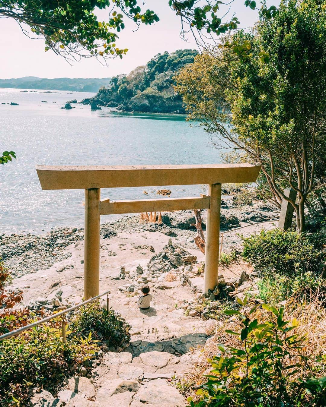 sorayuchiのインスタグラム：「・ 三重県鳥羽にある、鳥居越しに海を見渡せる伊射波神社⛩️  とても神秘的で落ち着く場所でした✨😌  最寄りの駐車場から往復徒歩1時間かかるけどね。笑😂  #igersjp #igersoftheday #huntgramjapan #tokyocameraclub #東京カメラ部　#japan #日本　#鳥羽　#神社　#神社巡り #伊射波神社  #三重県　#写真好きな人と繋がりたい　#カメラ好きな人と繋がりたい　#写真撮ってる人と繋がりたい　#instagram #instagramjapan #fujifilm #gfx50r  #富士フィルム　 #フジフィルム #ママカメラ」