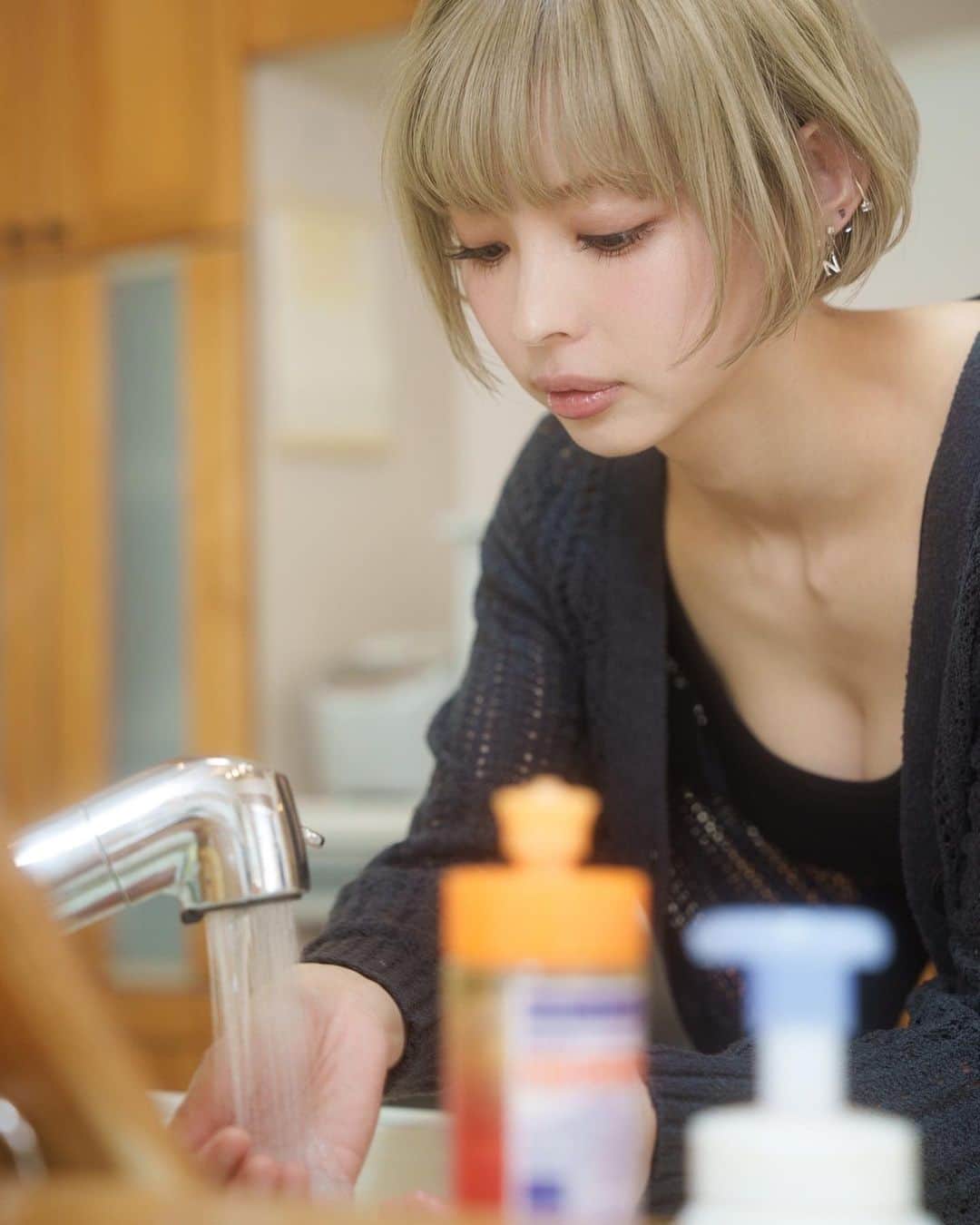 最上もがさんのインスタグラム写真 - (最上もがInstagram)「完全に夏ですね。 でも今日は少し涼しかったよね。 30度で涼しいって感覚バグってるけど笑  夏の目標、みんな調子はどうだい？  私はたまにサボりつつ、たまにがんばりつつ 今日は割と筋肉痛デーだよ。 今から筋トレしようと思ってるんだけど ストレッチポールに寝っ転がってるよ。笑  最高気温37度とかだとさ ちょっとほんと夏早く終わって欲しい。笑 フェス行きたいな〜とか思ったけど 子連れ野外フェス頑張れる自信なくて諦めた。(早  どっか旅行いきたいなー 自然が多いところでのんびりしたい。 できれば避暑地  みんなは計画立ててる？」7月20日 20時20分 - mogatanpe