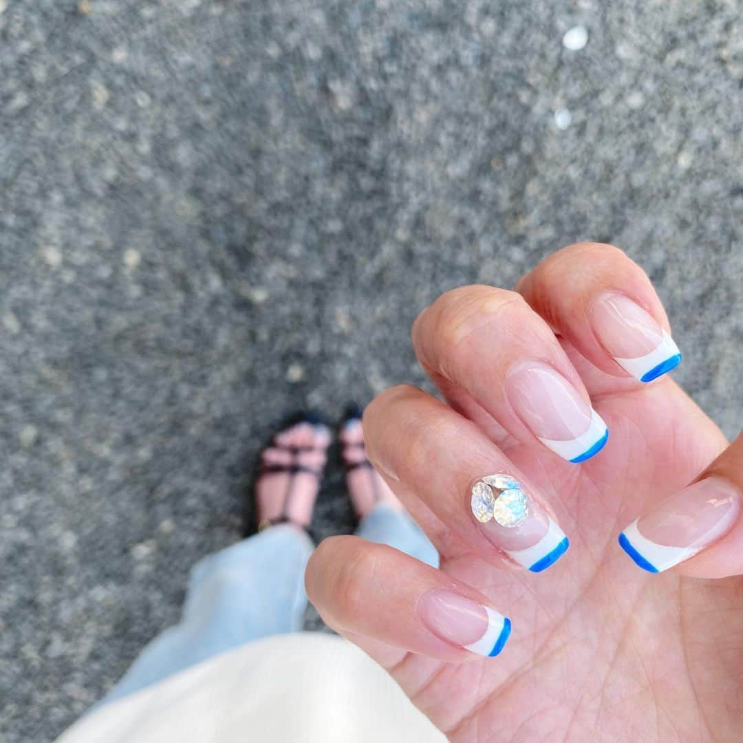 aya*さんのインスタグラム写真 - (aya*Instagram)「💅 ・ new nail … 💙 直前でネイビーからブルーに変えた ダブルフレンチ♩︎ ブルーにしてよかったー♡ 夏らしくて可愛い🏄‍♂️ ・ このネイルですっかり気分が 夏モードになり 頭の中で ずっとエンドレスで流れる サマーヌード… ストーリーに音楽つけてみよ！って (アナログ人間過ぎて やり方よくわからず🤣) 息子に教えてもらいました 笑 ネイルだから 絡まる指 って歌詞のとこ入れたいの〜と 無駄なこだわりありで 初の音楽付きストーリーです🤣 これからも懐メロで攻めよう← リールやThreads？とか いつになったら出来るかな…笑 ・ ・ #nail #nails #jelnail #ネイル #ジェルネイル #젤네일 #네일디자인 #韓国ネイル #ダブルフレンチ #大人ネイル #シンプルネイル #夏ネイル #ロカリ」7月20日 20時27分 - aya7655