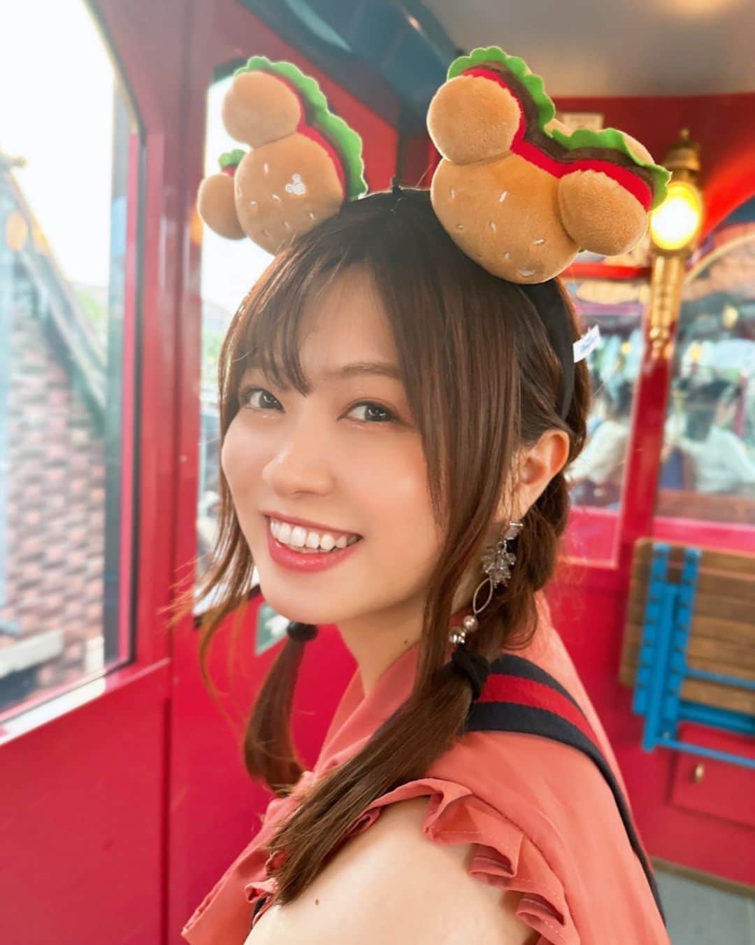 鈴木このみのインスタグラム：「今日、ハンバーガーの日なんだって🍔  #先日ディズニーシーに #行ってきた時の  #photo by おかん #夕方からディズニーに行くのは #大人になった証なのかもしれない…😂✌️」