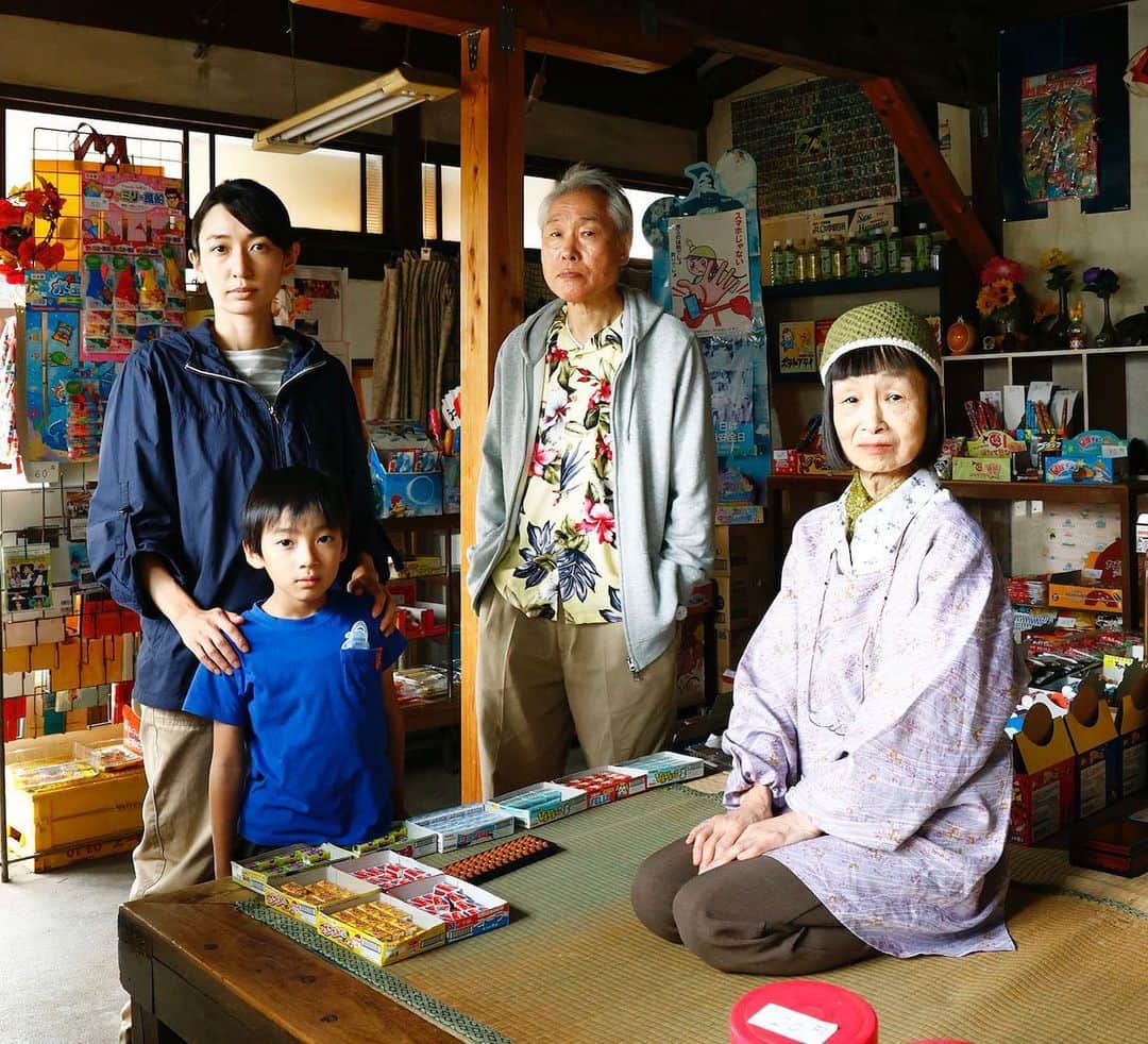 小林夏子のインスタグラム：「池袋・シネマロサで舞台挨拶決定🎉  短編映画『 #さまよえ記憶 』が、 歴史ある映画館池袋シネマ・ロサさんにて8/5(土)上映されます！😳  本作の監督を務めた野口雄大監督をはじめ、 豪華キャストの皆様も登壇予定です📸  楽しみにしてくださっていたフォロワーのみなさんには 是非いらしていただき、 映画を観て感想などお聞かせいただけると嬉しいです🎞️  ■舞台挨拶詳細📝 8月5日（土） 15:30上映開始 16:00舞台挨拶スタート 16:30終了予定  ■登壇予定🙋‍♂️🙋‍♀️🙋 #永夏子 @natsuko.0803  #竹原芳子 @donguri.lucky  @yoshikotakehara1  #モロ師岡 @shigangmoro  #野口雄大 @yutanoguchi99   ※チケットの販売方法等は決まり次第お知らせします。公式HP、SNSでの情報アップデートをお待ちください。  #短編映画 #さまよえ記憶」