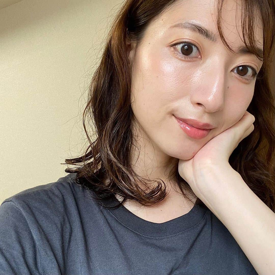 青木育日のインスタグラム：「🫧 ⁡ 夏の普段メイク。 ⁡ ベースは前回のpostで載せた 日焼け止め＋リリベス →テカリ対策にチャコットパウダーが 最近の組み合わせ。 最後Cゾーンにシャネルのハイライトも。 ⁡ 真夏にがっつりアイメイクすると どうしても崩れが、、😨なので 抜け感ある方が気分◎ ⁡ チャコットのクリームシャドウを 上下瞼に下地で塗った上に OSAJIのチークをシャドウとして重ねて。 この２つ、塗るだけで 自然に目元が明るくなるからすごいっ👀 なので後は、上のインラインのみ！ ⁡ 2•3枚目は、前からやってみたかった コラージュしてみた🤭ご参考になれば🫶 ⁡ ⁡ #make #夏メイク#メイク#コスメ#夏コスメ#ファンデーション #ベースメイク#クッションファンデ#大人メイク#シンプルメイク#艶メイク#ツヤ肌#テカり対策#おすすめコスメ#裸眼メイク#韓国コスメ#デパコス#アラサー美容#ブルベ冬#ブルベメイク#チャコット#クレドポーボーテ#LILIBETH#ママ美容#薄メイク」