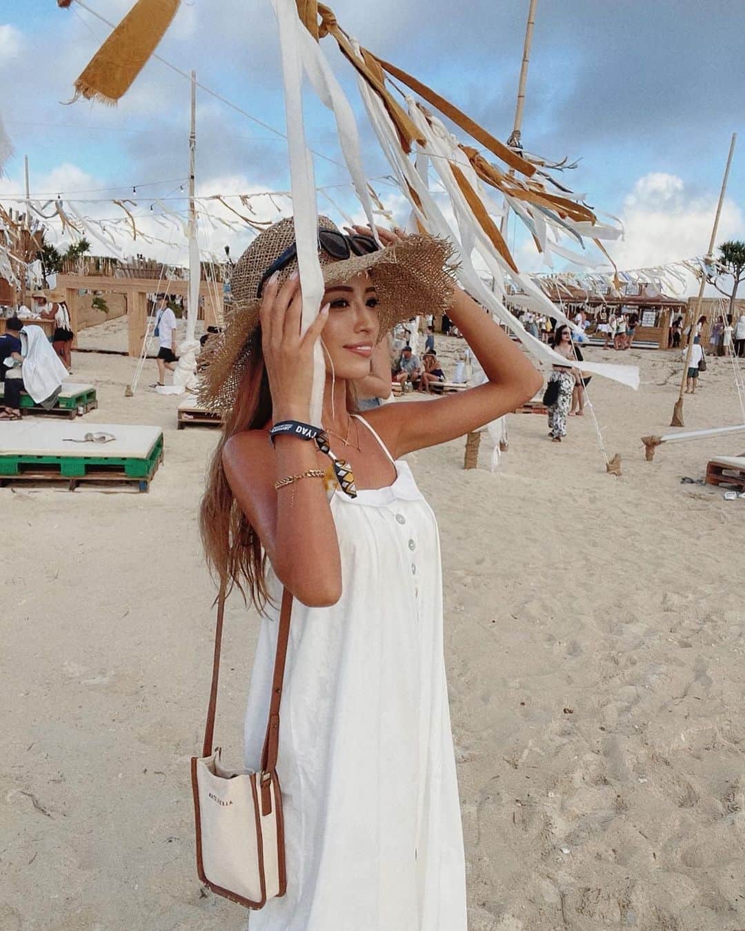 MIWAのインスタグラム：「@corona_sunsets_japan 🪇🤎 ㅤㅤㅤㅤㅤㅤㅤㅤㅤㅤㅤㅤㅤ 沖縄でのコロナフェス♪ 海岸沿いでの @hirai_dai_official  生歌はほんっとうに最高で感動した🥲 ㅤㅤㅤㅤㅤㅤㅤㅤㅤㅤㅤㅤㅤ 雰囲気も最高だったな~🐚🤎 ㅤㅤㅤㅤㅤㅤㅤㅤㅤㅤㅤㅤㅤ ㅤㅤㅤㅤㅤㅤㅤㅤㅤㅤㅤㅤㅤ 前にストーリーで載せたとき 質問たっくさん来てた @shein_japan のアイテム🎻  詳細載せておくねん✍🏻 one-piece : @shein_japan (17297479) boots : @shein_japan (17507365) ㅤㅤㅤㅤㅤㅤㅤㅤㅤㅤㅤㅤㅤ 特にこの時のブーツ高見えだし しっかりして履きやすかった🩶 クーポンもらえたのでSHEIN 利用する時よかったら使ってね🤙🏾♪  クーポンコード【miwa2023】 お買い上げ金額1～5,999円までは セール価格より15%OFF、 6,000円以上は20%OFFが適用されるよ✌🏽 利用期限は9月まで。  #SHEIN #shein購入品  #SHEINforAll #ad #SHEINコーデ @shein_japan @sheinofficial」