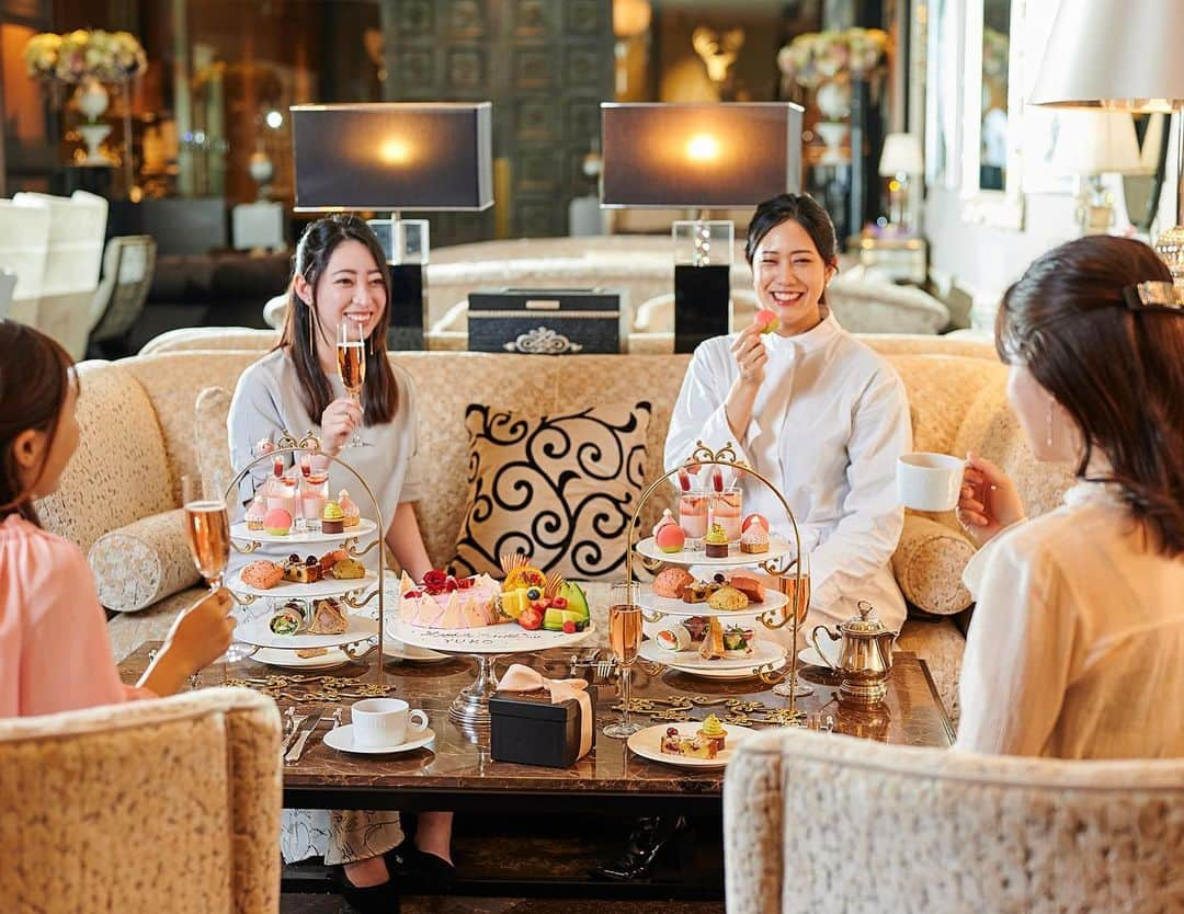 InterContinental Tokyo Bayさんのインスタグラム写真 - (InterContinental Tokyo BayInstagram)「. ニューヨークラウンジでは、ピンクカラーが目を惹くフォトジェニックなアニバーサリーケーキが付いたアフタヌーンティープランをご用意しております🎂  お誕生日や記念日などのパーティーシーンに相応しい華やかなケーキは、艶やかな苺のグラサージュショコラを、苺パウダーが入ったホワイトチョコレートで覆い、ローズやベリー、アラザンをまとった華やかな装いに仕上げました🌹  苺ムースの中は、ジョコンドショコラをベースに、爽やかなライムクリームと甘酸っぱい苺のジュレを重ね、苺ムースの程よい甘味にライムと苺の酸味を絶妙にきかせたバランスの良い味わいです🍓 アフタヌーンティーを囲みながらお誕生日会にぜひご利用ください🎉  #intercontinentaltokyobay  #intercontinental  #intercontinentallife  #ホテルインターコンチネンタル東京ベイ  #インターコンチネンタル東京ベイ #ニューヨークラウンジ #newyorklounge  #お誕生日　#誕生日ケーキ  #birthday #バースデーケーキ #birthdaycake  #記念日 #記念日ケーキ #anniversaire #anniversarycake  #アフタヌーンティー #afternoontea  #アフヌン #ヌン活 #アフヌン巡り  #アフタヌーンティー巡り #ピエールエルメパリ #コラボアフタヌーンティー  #8月31日まで  #ホテルラウンジ  #女子会」7月20日 20時28分 - intercontitokyobay