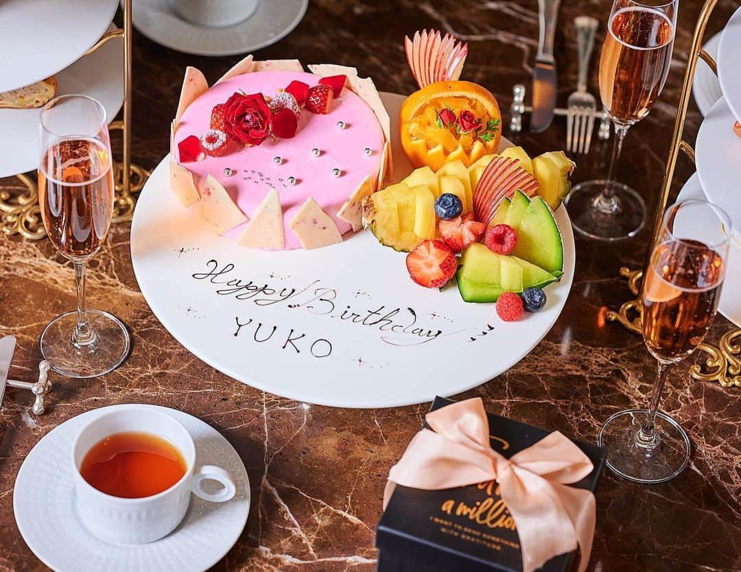 InterContinental Tokyo Bayのインスタグラム：「. ニューヨークラウンジでは、ピンクカラーが目を惹くフォトジェニックなアニバーサリーケーキが付いたアフタヌーンティープランをご用意しております🎂  お誕生日や記念日などのパーティーシーンに相応しい華やかなケーキは、艶やかな苺のグラサージュショコラを、苺パウダーが入ったホワイトチョコレートで覆い、ローズやベリー、アラザンをまとった華やかな装いに仕上げました🌹  苺ムースの中は、ジョコンドショコラをベースに、爽やかなライムクリームと甘酸っぱい苺のジュレを重ね、苺ムースの程よい甘味にライムと苺の酸味を絶妙にきかせたバランスの良い味わいです🍓 アフタヌーンティーを囲みながらお誕生日会にぜひご利用ください🎉  #intercontinentaltokyobay  #intercontinental  #intercontinentallife  #ホテルインターコンチネンタル東京ベイ  #インターコンチネンタル東京ベイ #ニューヨークラウンジ #newyorklounge  #お誕生日　#誕生日ケーキ  #birthday #バースデーケーキ #birthdaycake  #記念日 #記念日ケーキ #anniversaire #anniversarycake  #アフタヌーンティー #afternoontea  #アフヌン #ヌン活 #アフヌン巡り  #アフタヌーンティー巡り #ピエールエルメパリ #コラボアフタヌーンティー  #8月31日まで  #ホテルラウンジ  #女子会」