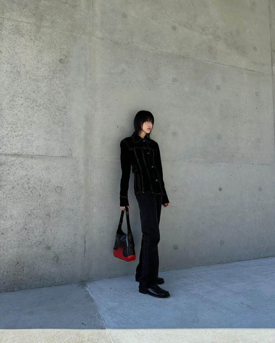 ハンナ・チャンのインスタグラム：「🖤  #FERRAGAMOPF23  @FERRAGAMO @_MAXIMILIANDAVIS_」