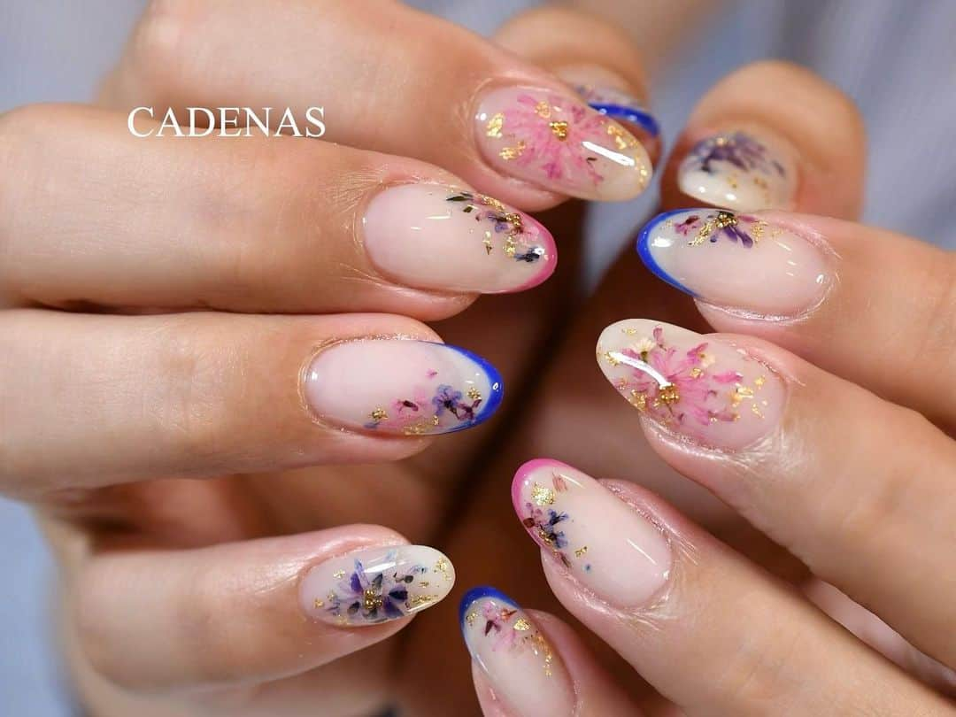 Yuka Maeda ::manicurelistのインスタグラム：「3連休が終わり👙👒  監査を乗り越え🙆‍♀️  ホッとひと息つく間もなくw  夏休みきたーーーーー🤣🤣 さあ、私も親になって初めての夏休みがやってきた！ 楽しみでワクワクな気持ち一緒に味わってて幸せです（笑） エンドレスお弁当作りがまってますので気合い入れてやって行きたいと思います！💪🏻 あっつい夏は涼し〜いネイルで💅乗り越えましょ🧡❤️‍🔥💚 . . Salon data▼ ＝＝＝＝＝＝＝＝＝＝＝＝＝＝＝＝＝＝＝＝ . CADENAS -nail eyelash salon- ●Nail artist  @yuka.maeda  @yuki_cadenas @mai_cadenas ●eyelash　@cadenaseyelash  ゲストに愛と感動を…♡ . 【 LINE ＠cadenas 】 ご予約/お問い合わせはLINEよりお気軽に🤲 ▶︎▶︎#cadenasnail デザインアップしてます♡  price…★⭐︎Instagram特別キャンペーン中⭐︎★ . 「インスタ見たよ👀」と LINEからご予約で特別プライス7500円！！ . ※ご新規様限定 ※キャラクターや特殊なエレメント等のみ 別途料金いただく場合ございます🙇🏻‍♀️ . . price…初回8000円（オフ込み） access…大阪市北区堂山町16-1  中崎町駅  徒歩5分 /  梅田駅  徒歩6分 . tel… 06-4792-8617 ＝＝＝＝＝＝＝＝＝＝＝＝＝＝＝＝＝＝＝＝ . . .  #中崎町ネイル #梅田ネイルサロン #大阪ネイルサロン #関西ネイルサロン #インスタネイル #instanails #instanail #トレンドネイル #ネイルサンプル #ぴんくネイルデザイン  #ブルーネイル #8月ネイル #ネイルチェンジ #今月のネイル #にゅーねいる #Springnails #夏ネイル  #押し花ネイル #7月ネイル #네일아트 #네일스타그램 #귀여운네일 #무광네일  #女子力ネイル #flowernails #サマーネイル #cadenasyuka  #cadenasnail #nailsdesign」