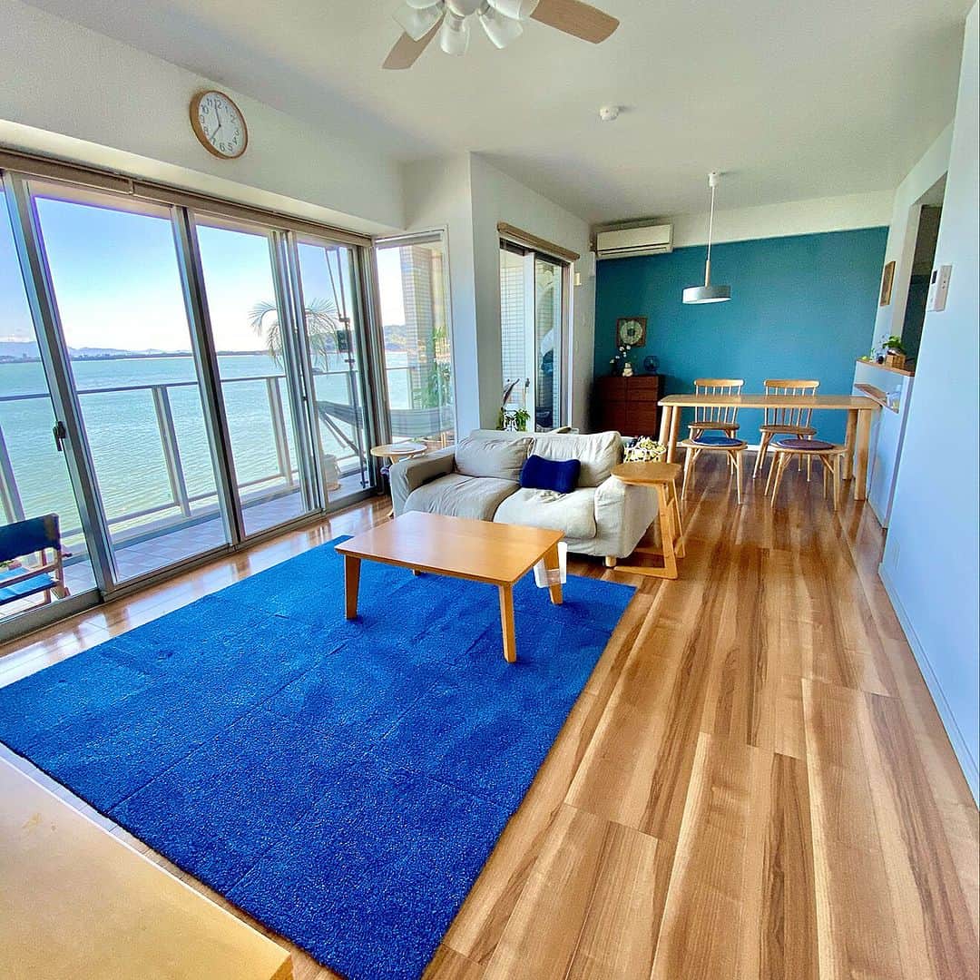 RoomClipJPさんのインスタグラム写真 - (RoomClipJPInstagram)「この部屋が素敵だなと思ったら「💙」(ハート)とコメントしてください！ 『綺麗な海を眺められるベランダのある家』 海の近くに建つ、ベランダからの眺めが最高なamさん宅🌊✨アクセントクロスやカーペットなど青色系でまとめられた空間が、海との相性抜群で素敵ですね！  ---------------------------------------  Photo: am RoomNo. 5483078   --------------------------------------  この部屋のインテリアはRoomClipのアプリから ご覧いただけます。  アプリはプロフィール欄から ▶︎ @roomclipjp  ------------------------------------  600万枚以上集まる中から リアルな部屋のインテリア写真を毎日発信！  ------------------------------------  #海の見える家#海が見える家#ベランダのある暮らし#ベランダインテリア#ベランダからの景色#ハンギンググリーン#グリーンのあるインテリア#植物のある暮らし#ナチュラルインテリア#ナチュラル雑貨#一戸建て#一軒家#戸建て#戸建て住宅#インテリアコーディネート#好きなものに囲まれた暮らし#部屋づくり#リビングインテリア#リビングルーム#こだわりの家#雑貨好き#インテリア好き￼#おしゃれなインテリア#キッチンインテリア#インテリア好きと繋がりたい#ダイニングインテリア#デザイナーズ家具#空間デザイン#roomclip #ルームクリップ」7月20日 20時30分 - roomclipjp