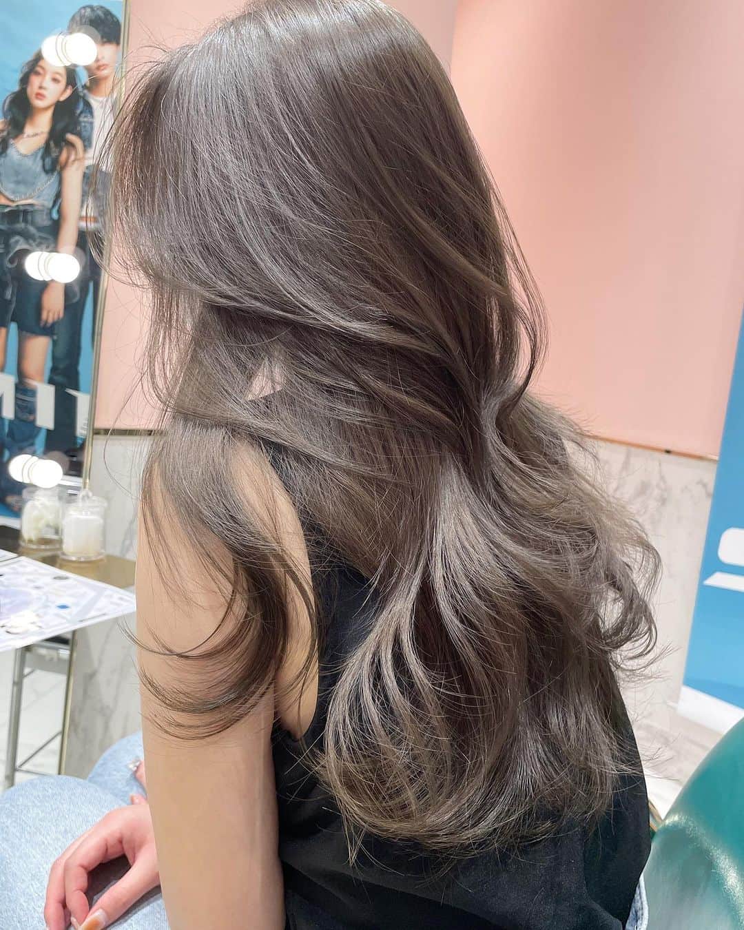 原涼香のインスタグラム：「大人気greige🩶赤味を柔らかく消して透明感up♡ ㅤㅤㅤㅤㅤㅤㅤㅤㅤㅤㅤㅤㅤ ダークトーンでも重くならないのがpoint🤍 カラーのみで明るめを続けると 透明感がよりでます✨ 一回で明るめ希望の方はWケアカラーがオススメです✔︎🤍 ㅤㅤㅤㅤㅤㅤㅤㅤㅤㅤㅤㅤㅤ 🎀韓国HAIR STYLE menu... ㅤㅤㅤㅤㅤㅤㅤㅤㅤㅤㅤㅤㅤ ☑︎カット ワンカールだけでも可愛いこだわりレイヤーカット🖤  ☑︎プレミアムケアカラー(or Wケアカラー) 透明感バツグンのグレージュカラー🩶 ㅤㅤㅤㅤㅤㅤㅤㅤㅤㅤㅤㅤㅤ ☑︎バイカルテトリートメント 韓国人みたいなツヤ髪はバイカルテトリートメントで叶います🖤  ㅤㅤㅤㅤㅤㅤㅤㅤㅤㅤㅤㅤㅤ ご予約はリンクから🫶🏻🔗 ㅤㅤㅤㅤㅤㅤㅤㅤㅤㅤㅤㅤㅤㅤㅤㅤㅤㅤㅤㅤㅤㅤㅤㅤㅤㅤ  #SHIMA#韓国ヘア#韓国スタイル#レイヤーカット#ワンホンヘア#ワンホン#ダークトーン#網紅#初カラー#暗髪#ベージュカラー#ラベンダーカラー#グレージュ#オリーブカラー#透明感カラー#銀座美容院#銀座美容室#美容師#시스루뱅#레이어드컷#koreanhair」