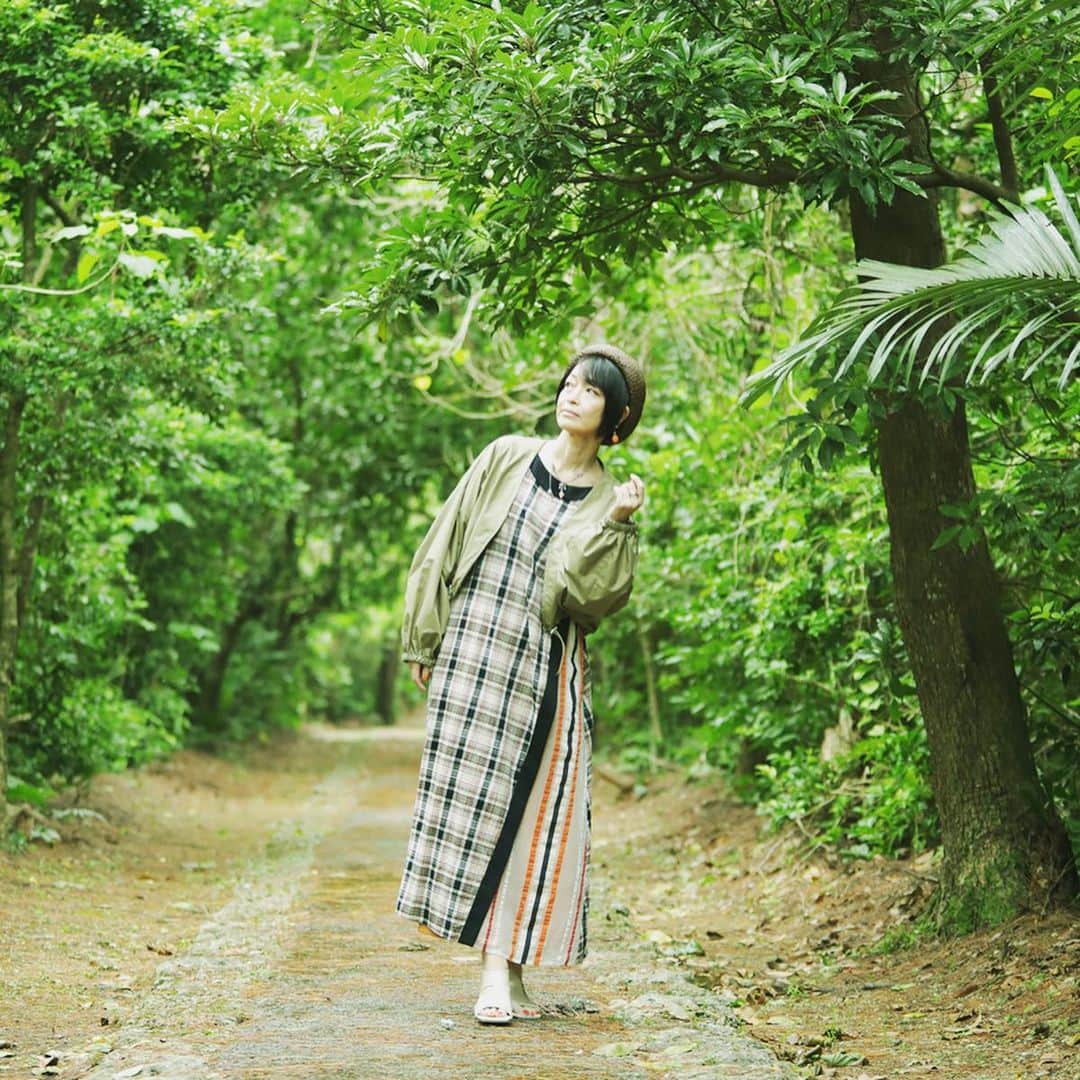 畑亜貴のインスタグラム：「🌿😏🌿  Photograph: Akihiko Kyuki @9k_japan  Hair and make up: Yoshinori Ito @barber_ito   #akhtravelogue #akhtshooting」