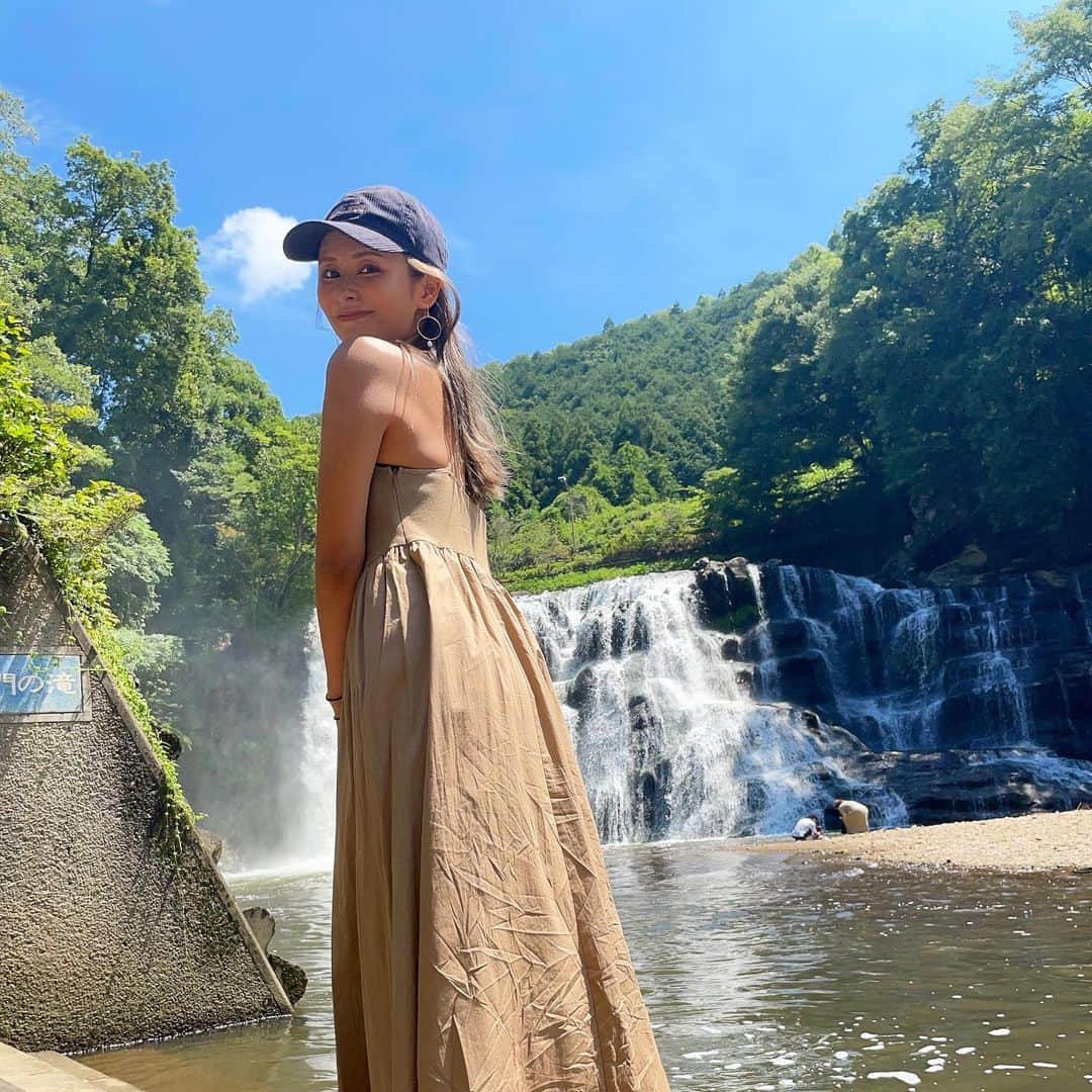 古澤未来のインスタグラム：「家族で旅行✈️ 近場だけど自然見れてなんか良かった… 最近疲れてたみたいで なんか気持ちがすっきり！  こんな涼しい顔してるけど 汗だくね😅 #ダンプ運転手 #ガテン系女子 #作業着女子  #栃木県」