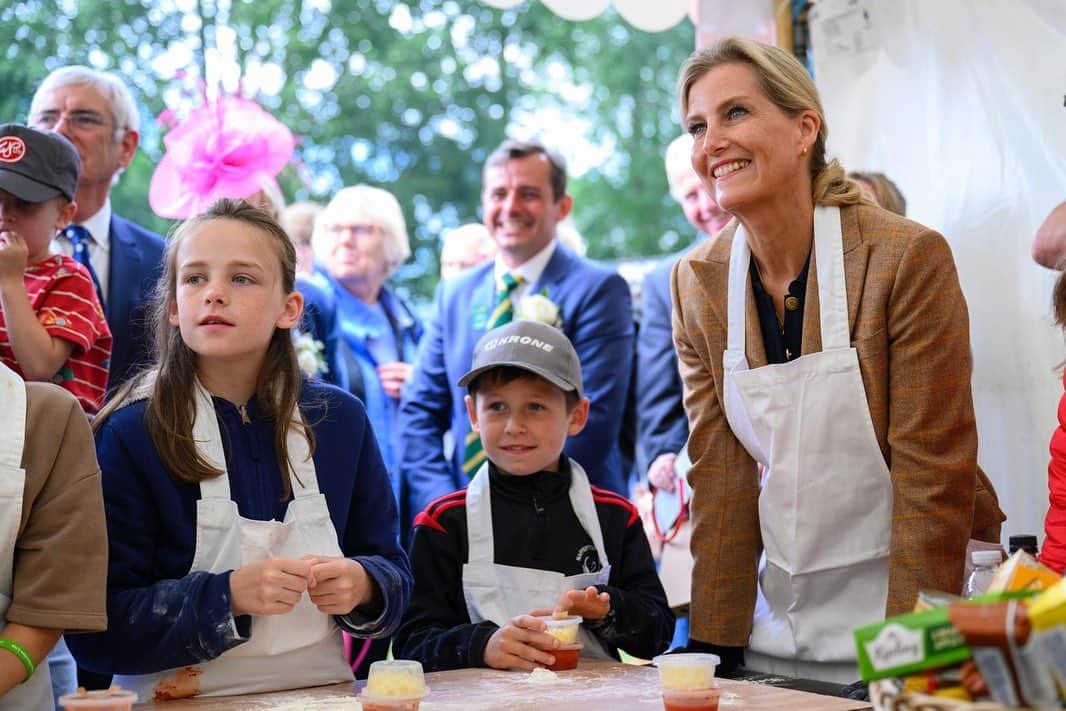 ロイヤル・ファミリーのインスタグラム：「🐮 Yesterday, The Duchess of Edinburgh presented livestock prizes, made pizza with schoolchildren learning about where their food comes from, and met show volunteers contributing to their community during a visit to the Driffield Show in Yorkshire.  🐑 The show is the largest one-day agricultural show in the UK, attracting more than 30,000 visitors, from the local farming community to families and competitors in everything from livestock classes to ‘Dog with the Waggiest Tail’.  🌾 Her Royal Highness is serving as President of the Driffield Agricultural Society during this centenary year for The Association of Show and Agricultural Organisations and as part of her continued commitment to supporting famers and growers.  Head to our link in bio to find out more about The Duchess’s work with farming and food production.  📷 @royalfocus1」